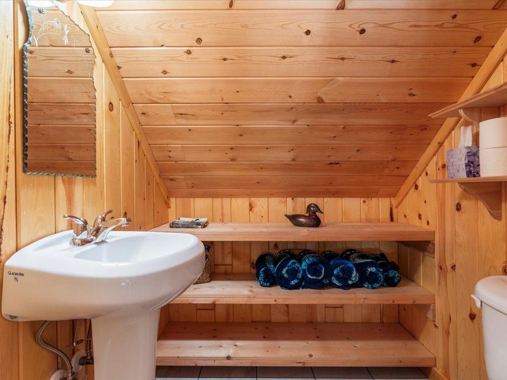 1981 single family home for sale at 6485 Lendee Drive in Nisswa, MN — 3 bed, 2 bath (photo 18 of 36)