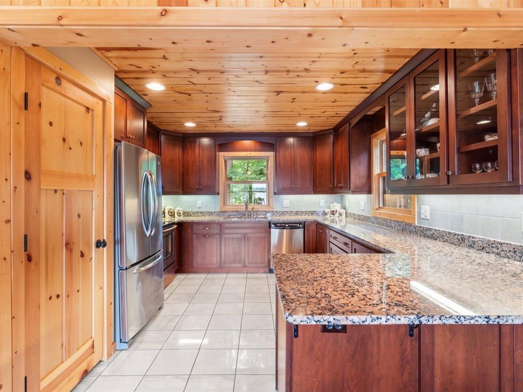 1981 single family home for sale at 6485 Lendee Drive in Nisswa, MN — 3 bed, 2 bath (photo 6 of 36)