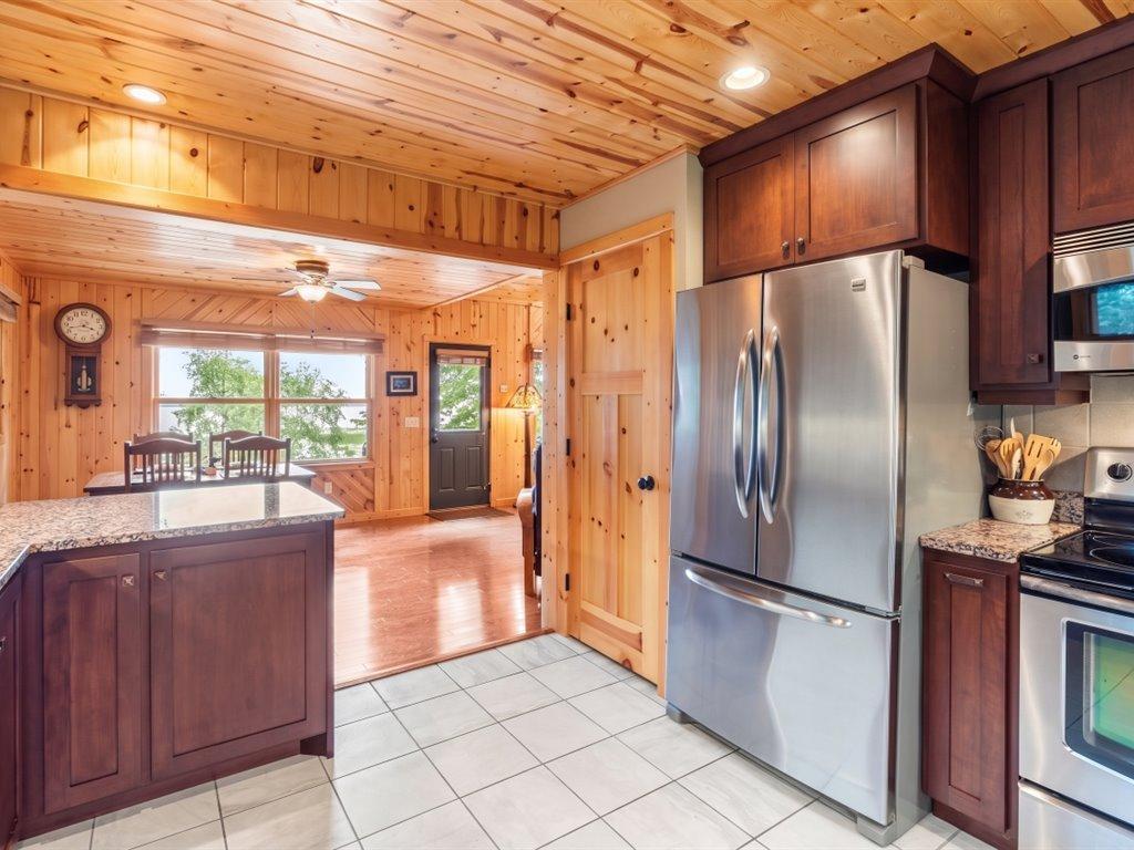 1981 single family home for sale at 6485 Lendee Drive in Nisswa, MN — 3 bed, 2 bath (photo 7 of 36)