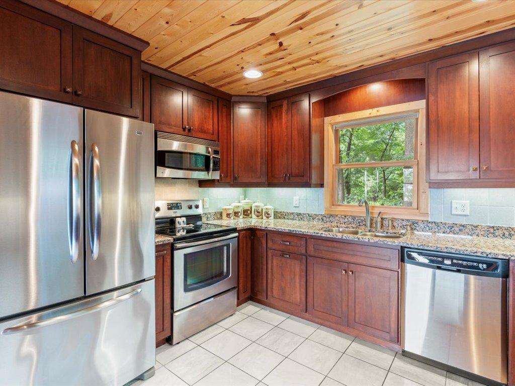 1981 single family home for sale at 6485 Lendee Drive in Nisswa, MN — 3 bed, 2 bath (photo 8 of 36)