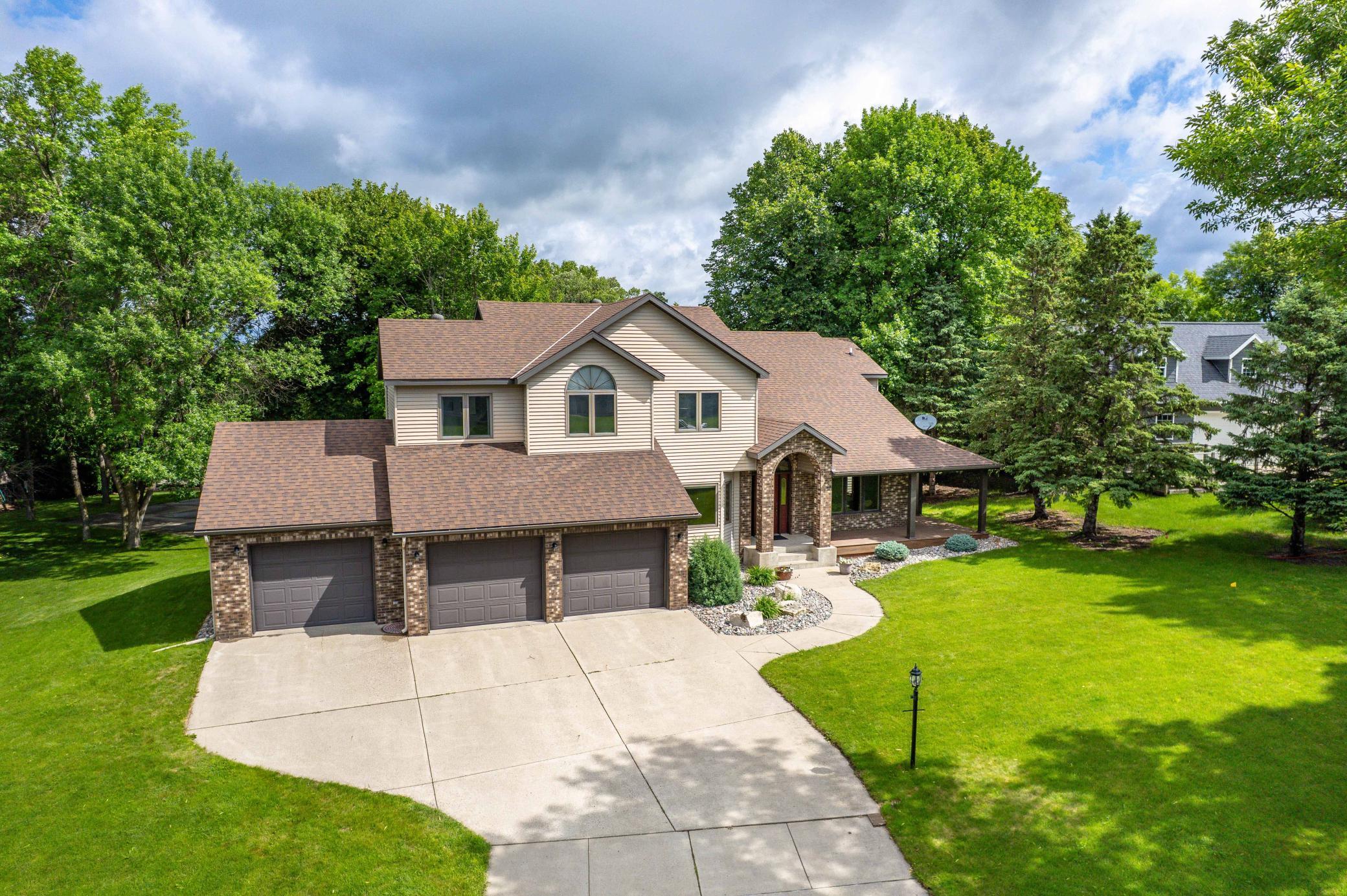 1994 single family home for sale at 1098 Westside Drive in Fergus Falls, MN — 4 bed, 5 bath