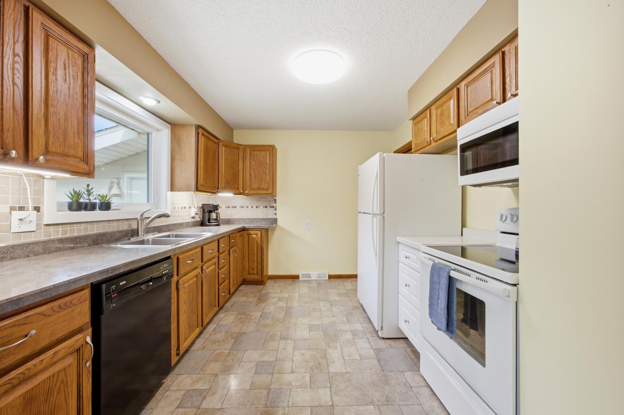 809 19TH N Street, Moorhead MN 56560 - Photo 7 of 38