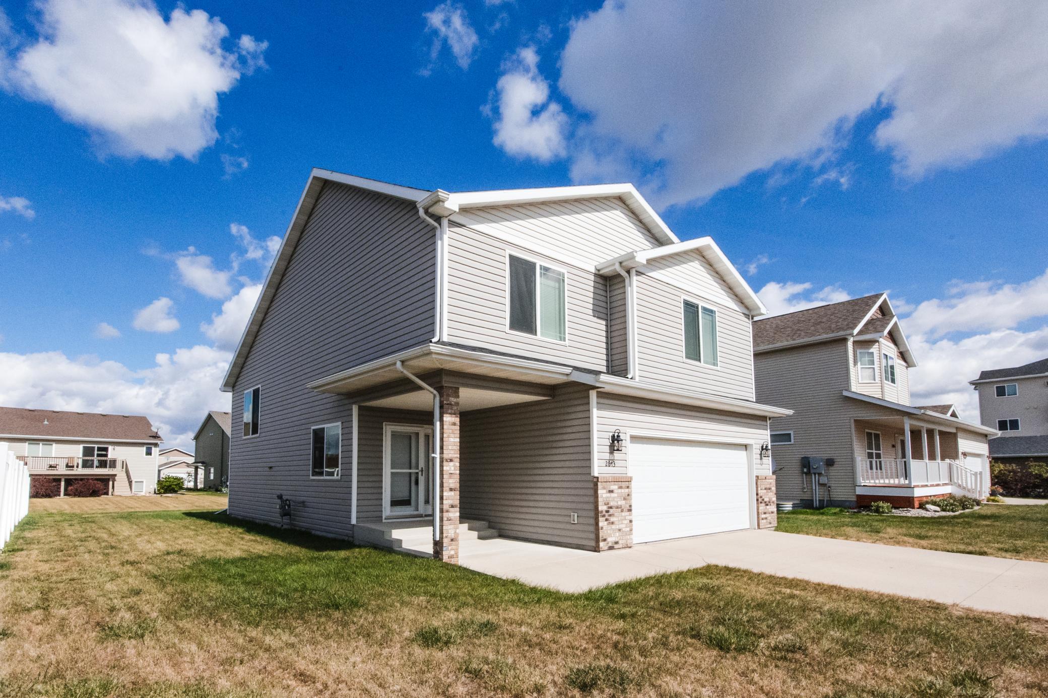 2011 single family home for sale at 2613 56th Avenue S in Fargo, ND — 3 bed, 3 bath (photo 2 of 67)