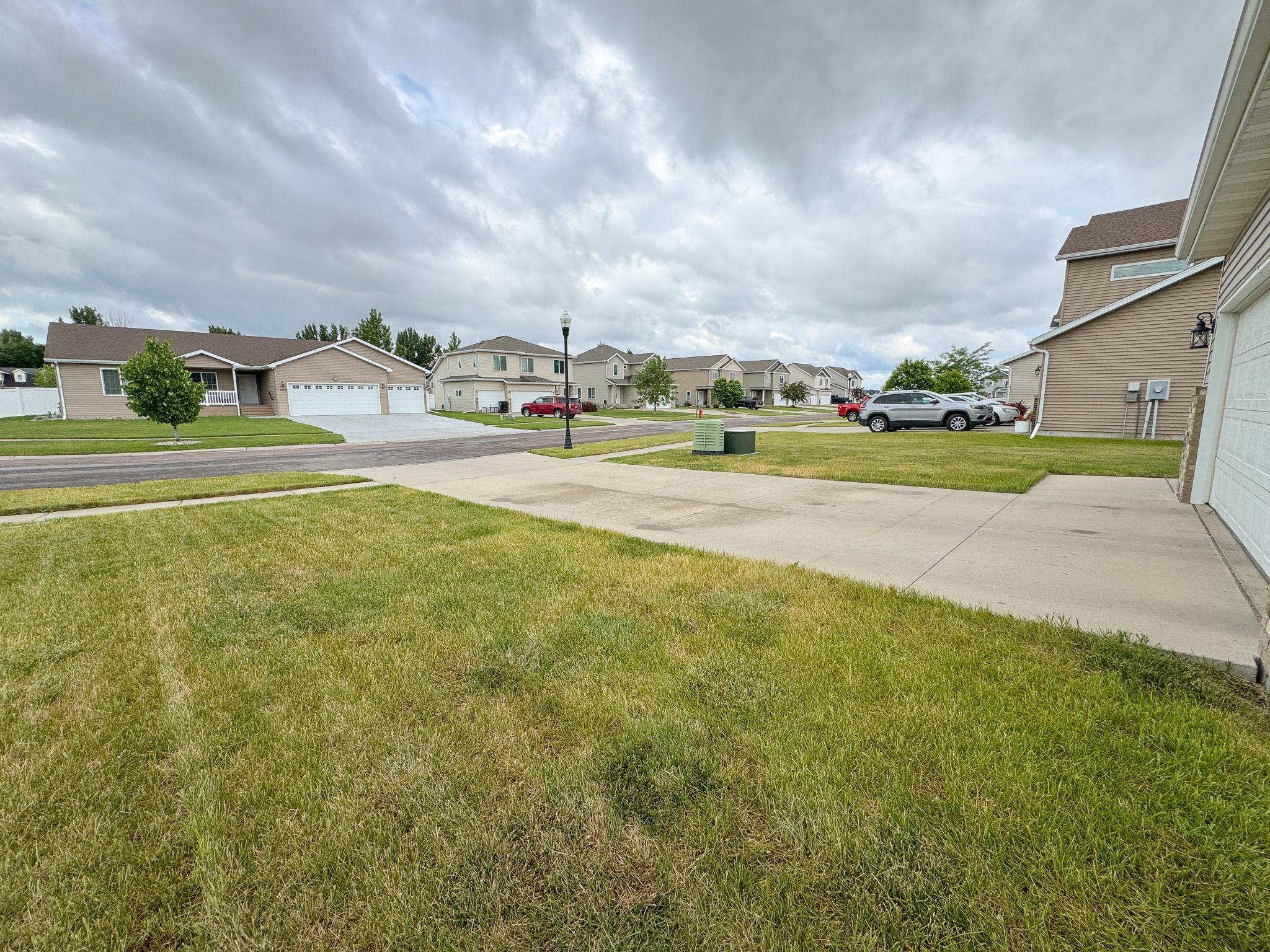 2011 single family home for sale at 2613 56th Avenue S in Fargo, ND — 3 bed, 3 bath (photo 66 of 67)