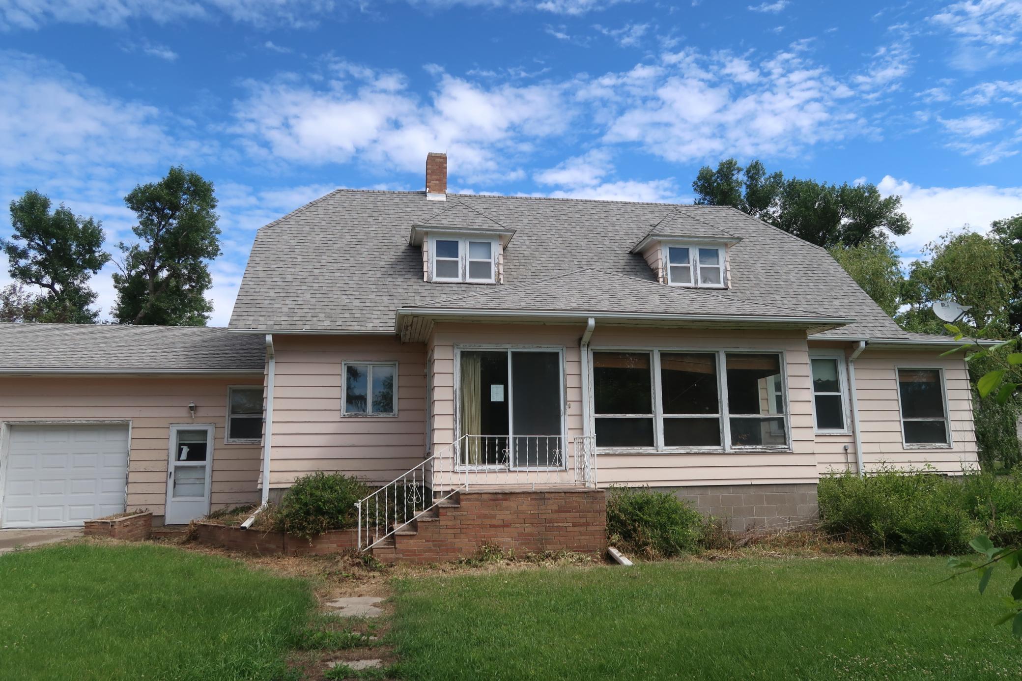 1915 single family home for sale at 10 3rd Avenue in Arthur, ND — 4 bed, 2 bath (photo 2 of 32)