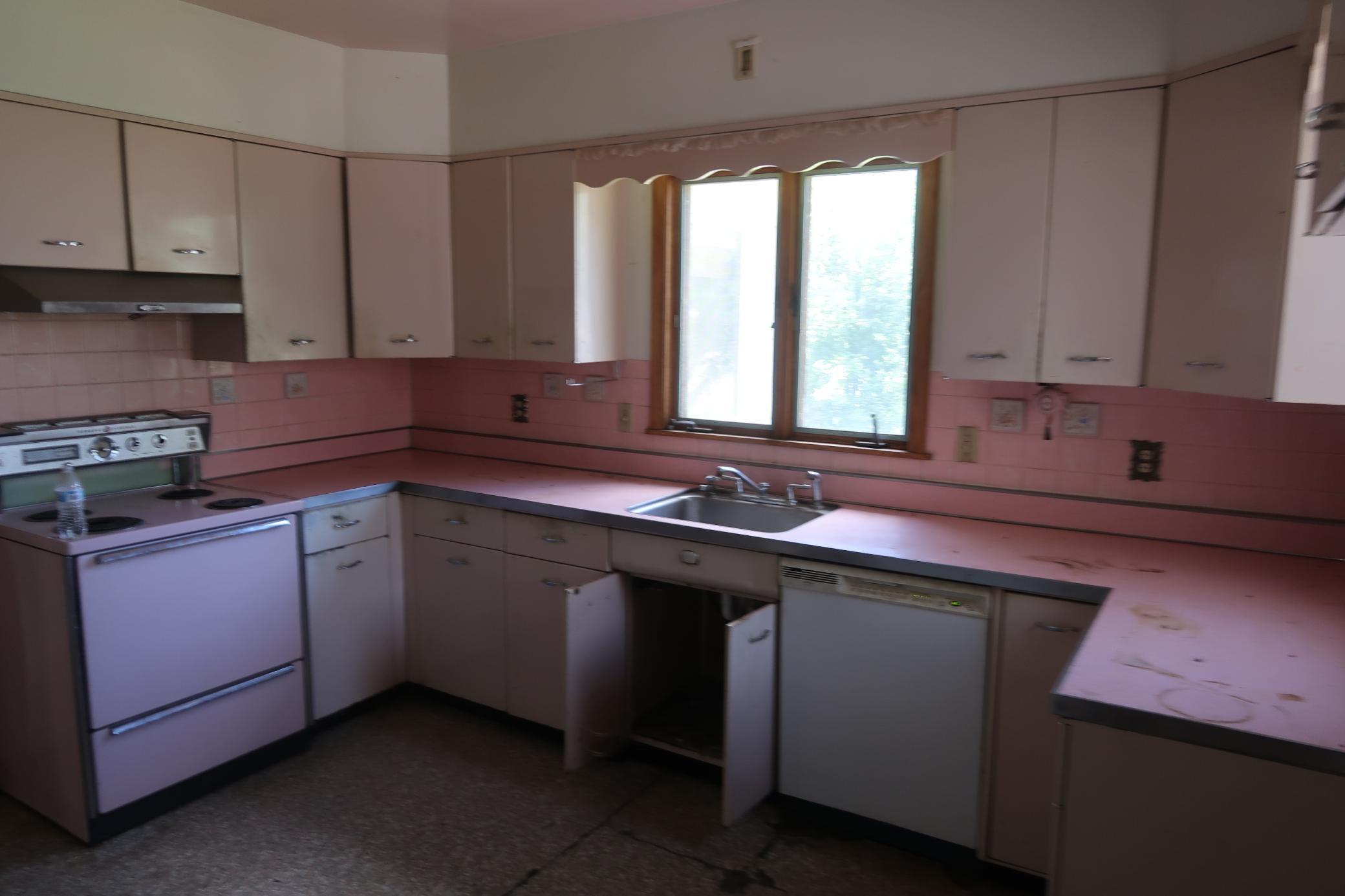 1915 single family home for sale at 10 3rd Avenue in Arthur, ND — 4 bed, 2 bath (photo 11 of 32)
