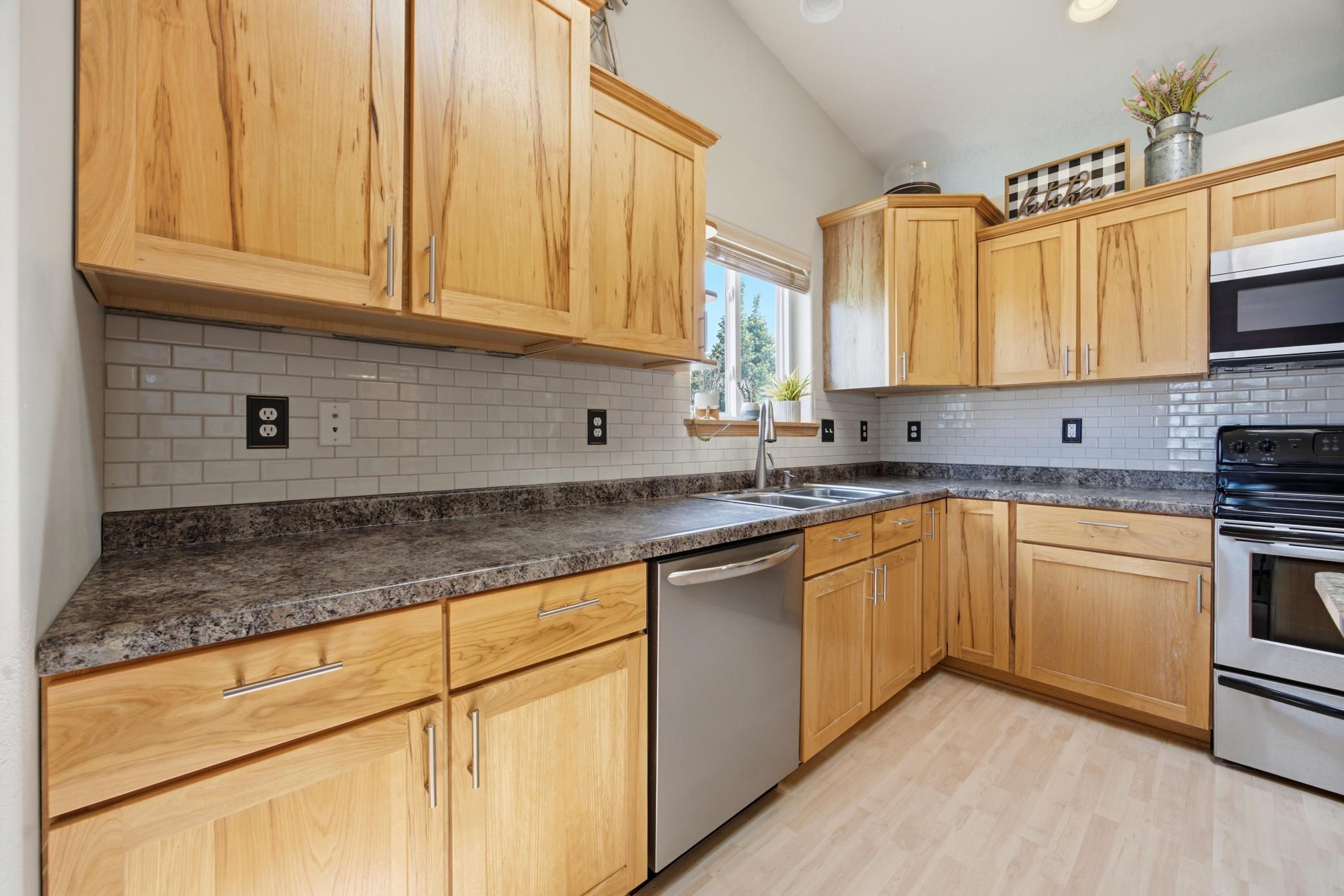 4237 39th S Avenue, Fargo ND 58104 - Photo 9 of 37