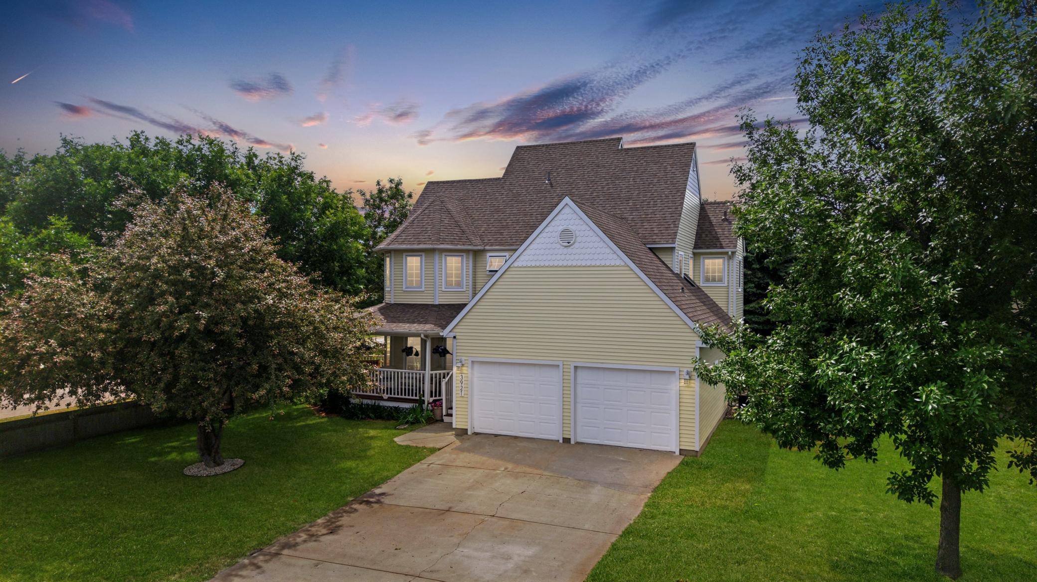 1993 single family home for sale at 3921 5th Street S in Moorhead, MN — 6 bed, 4 bath (photo 2 of 52)