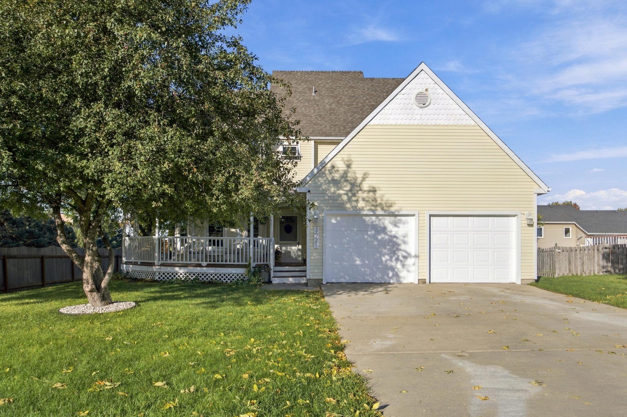 1993 single family home for sale at 3921 5th Street S in Moorhead, MN — 6 bed, 4 bath (photo 3 of 52)