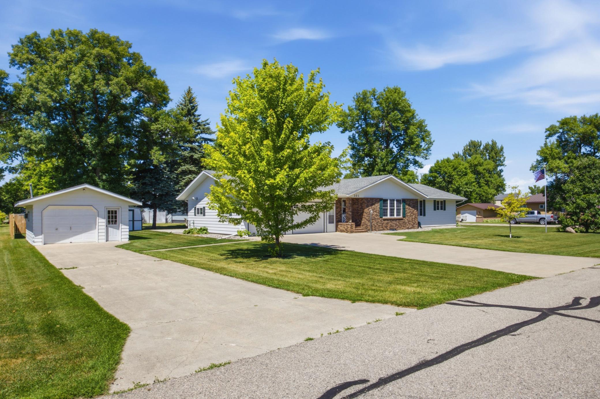 1984 single family home for sale at 301 Mckinley Avenue W in Ulen, MN — 4 bed, 3 bath (photo 2 of 33)