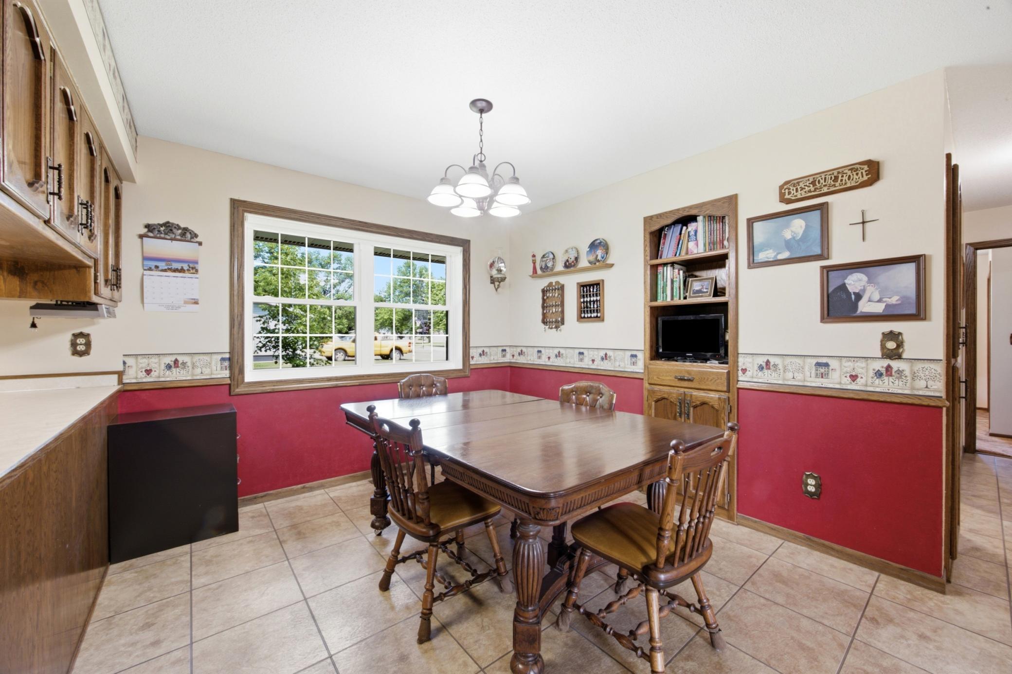 1984 single family home for sale at 301 Mckinley Avenue W in Ulen, MN — 4 bed, 3 bath (photo 10 of 33)