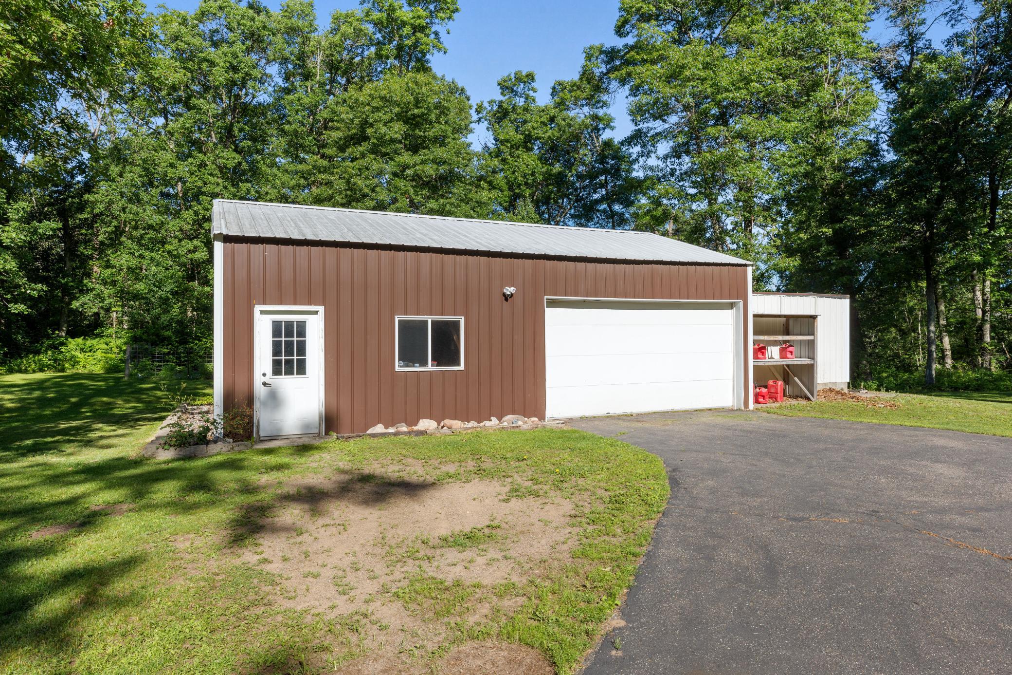 1990 single family home for sale at 16046 Woodrow Road in Brainerd, MN — 4 bed, 2 bath (photo 5 of 15)