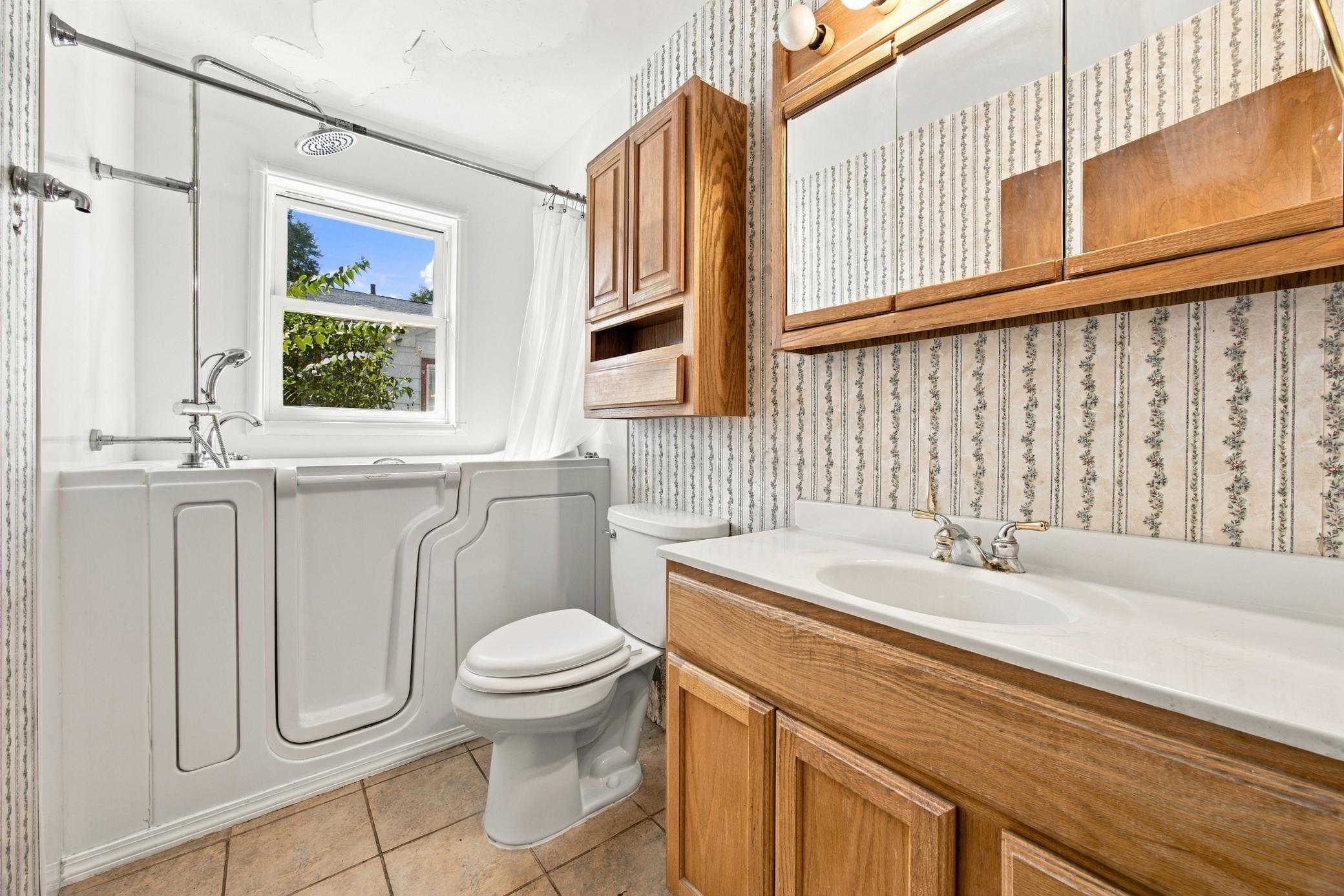 1951 single family home for sale at 1614 6th Street S in Fargo, ND — 3 bed, 2 bath (photo 15 of 35)