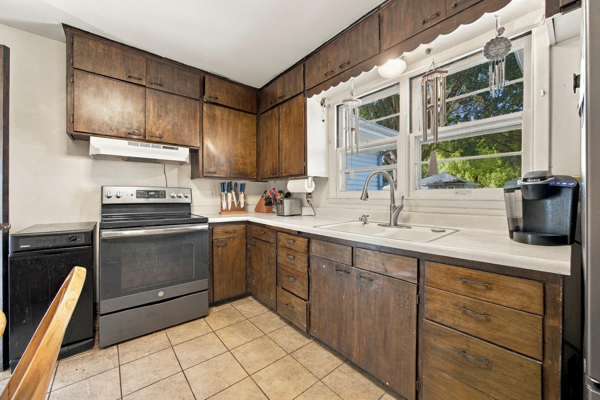 1951 single family home for sale at 1614 6th Street S in Fargo, ND — 3 bed, 2 bath (photo 8 of 35)