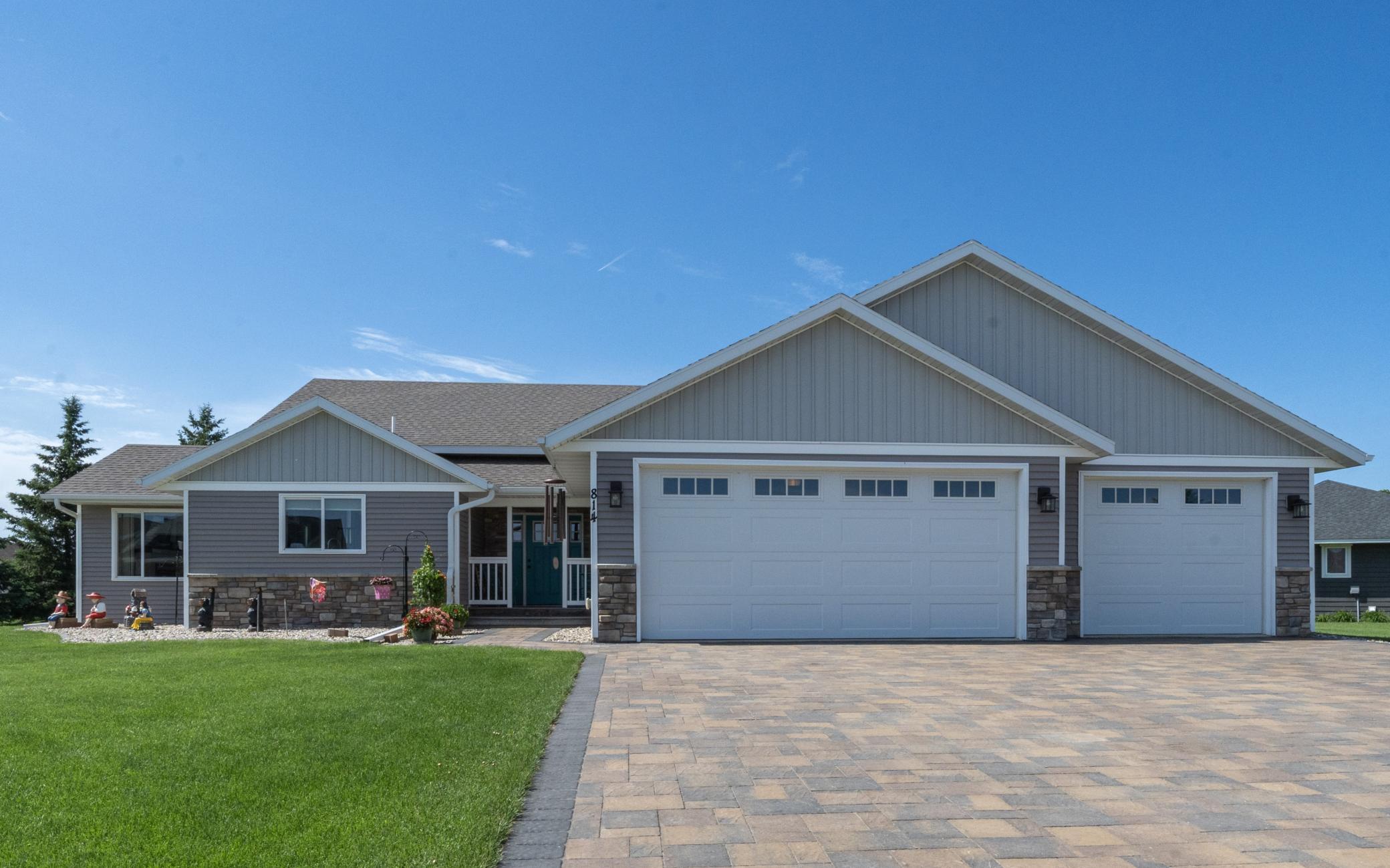 2017 single family home for sale at 814 Curt Felt Drive in Alexandria, MN — 4 bed, 4 bath (photo 2 of 45)