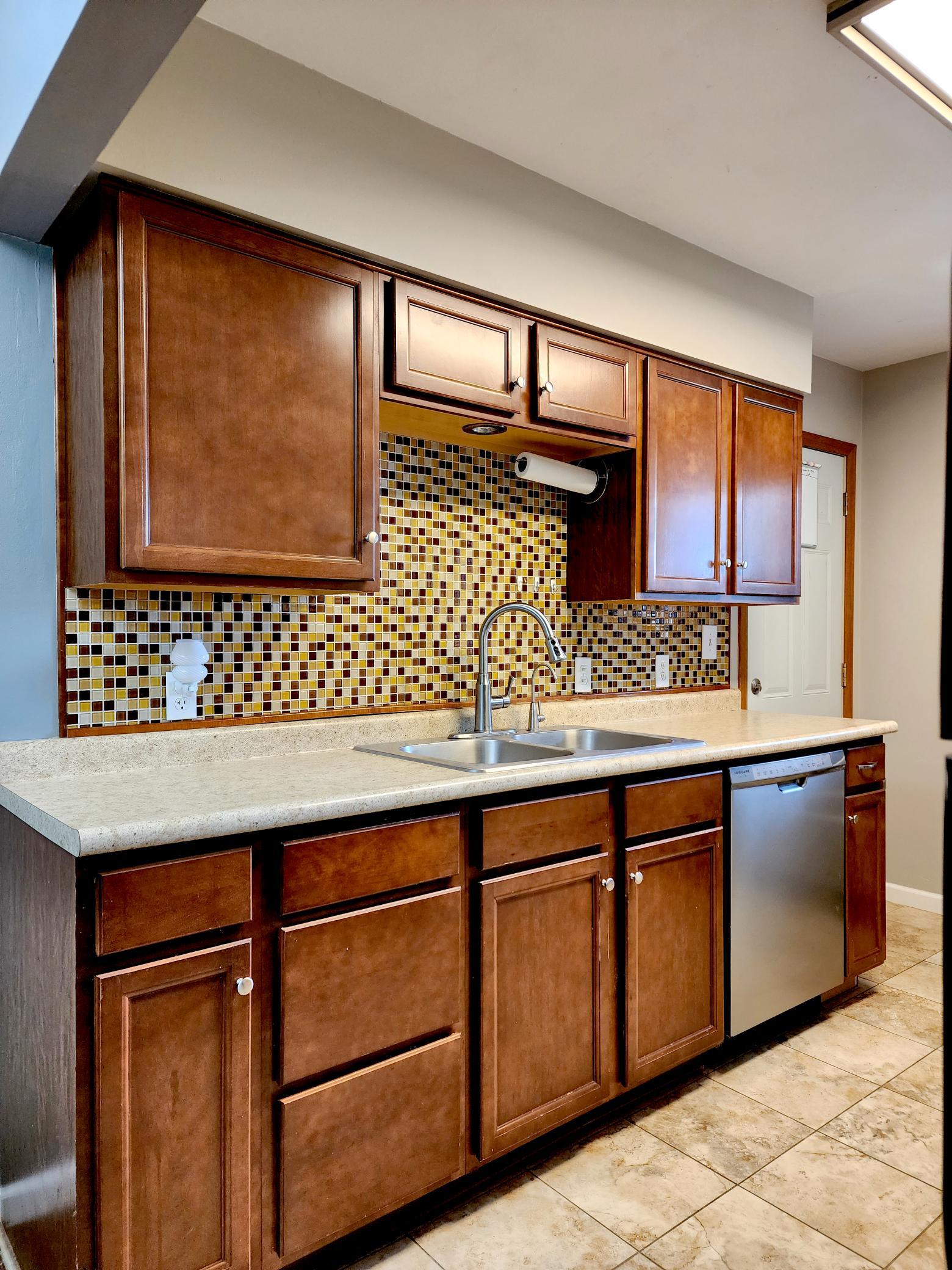 1967 single family home for sale at 908 Westwood Drive SW in Alexandria, MN — 3 bed, 2 bath (photo 7 of 15)