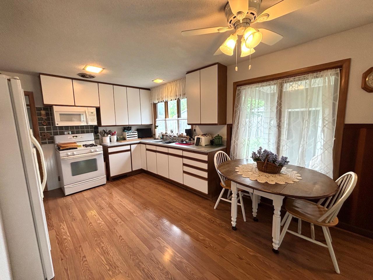 907 Arnold Avenue N, Thief River Falls MN 56701 - Photo 11 of 26