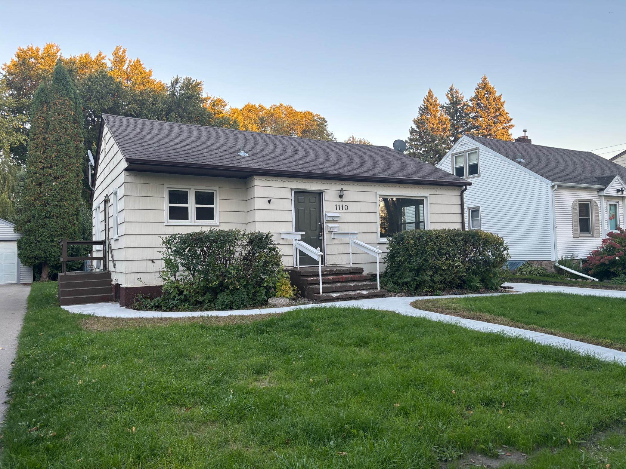 1950 duplex for sale at 1110 12th Street S in Moorhead, MN — 4 bed, 2 bath (photo 2 of 19)