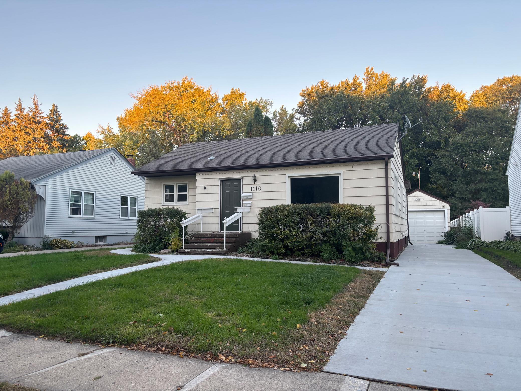 1950 duplex for sale at 1110 12th Street S in Moorhead, MN — 4 bed, 2 bath (photo 3 of 19)