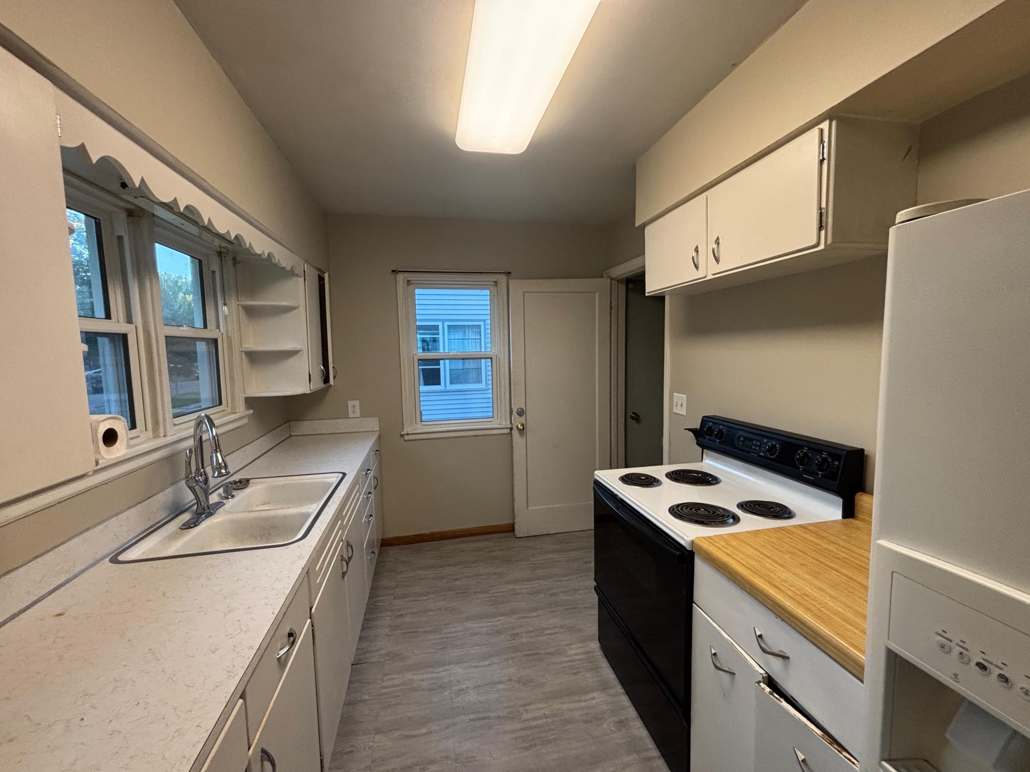 1950 duplex for sale at 1110 12th Street S in Moorhead, MN — 4 bed, 2 bath (photo 4 of 19)