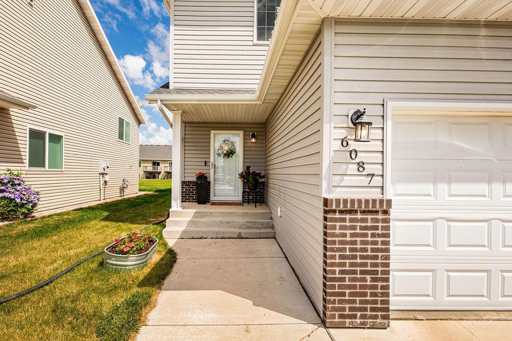 2013 single family home for sale at 6087 56th Avenue S in Fargo, ND — 5 bed, 4 bath (photo 2 of 45)