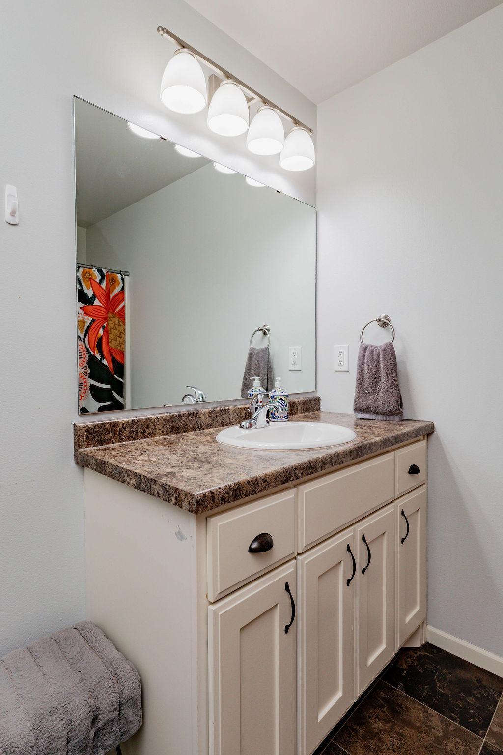 2013 single family home for sale at 6087 56th Avenue S in Fargo, ND — 5 bed, 4 bath (photo 18 of 45)