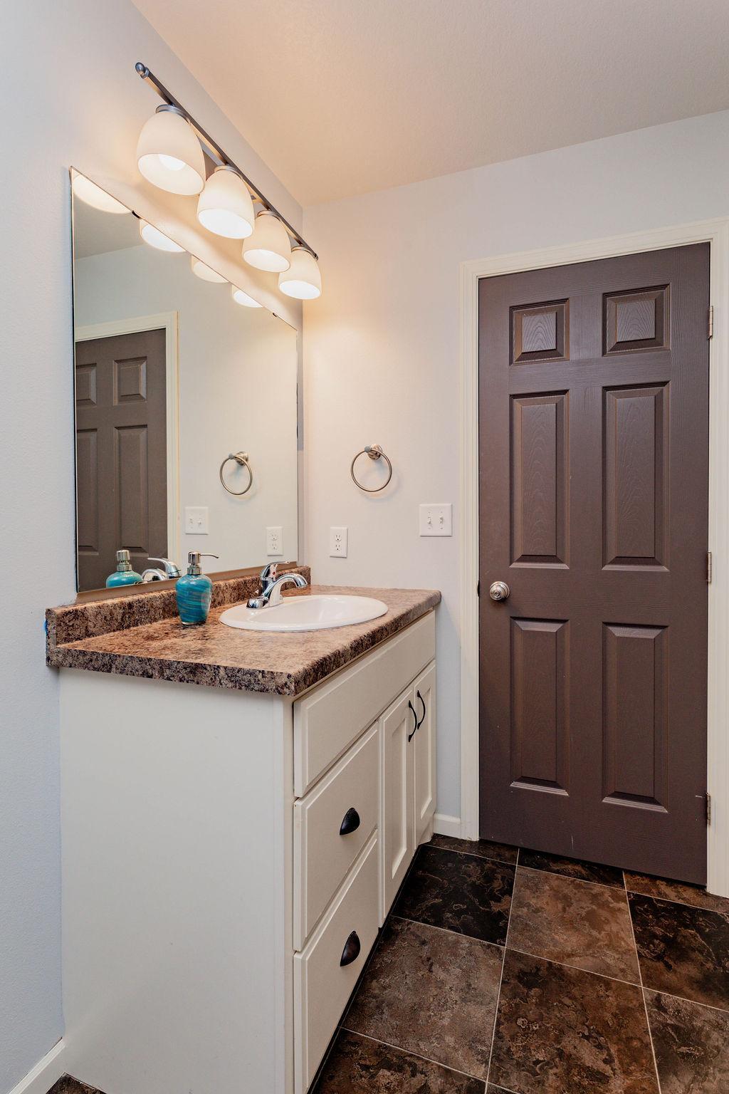 2013 single family home for sale at 6087 56th Avenue S in Fargo, ND — 5 bed, 4 bath (photo 23 of 45)