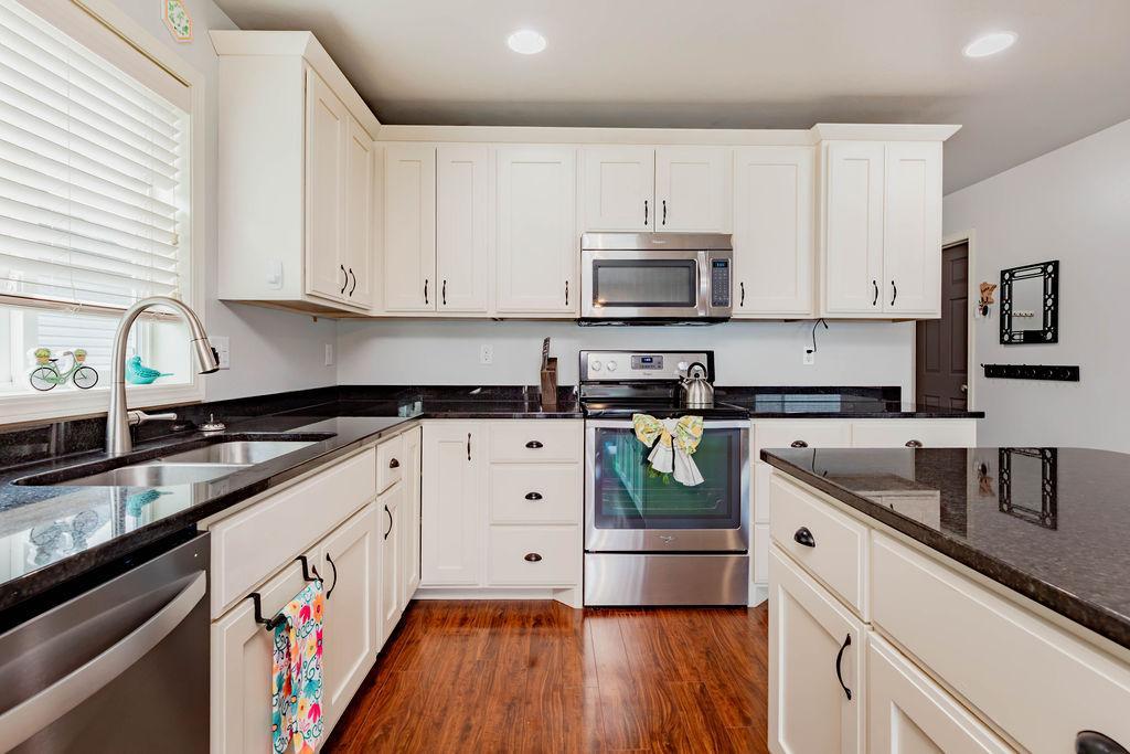 2013 single family home for sale at 6087 56th Avenue S in Fargo, ND — 5 bed, 4 bath (photo 9 of 45)