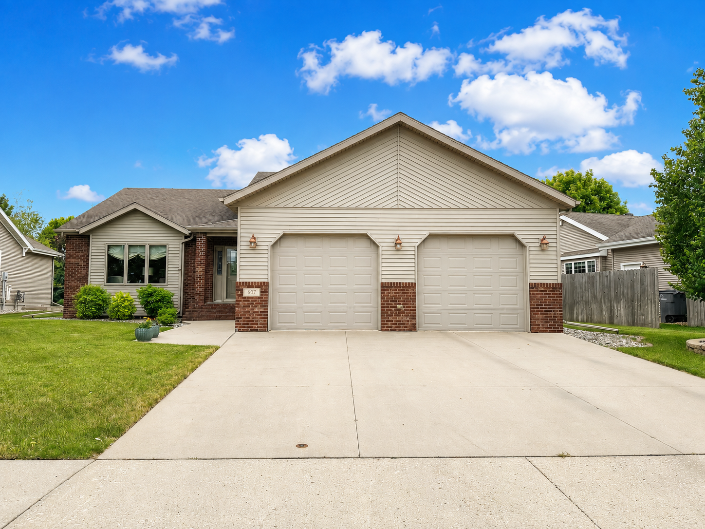 2003 single family home for sale at 607 13th Avenue N in Moorhead, MN — 3 bed, 3 bath (photo 2 of 36)