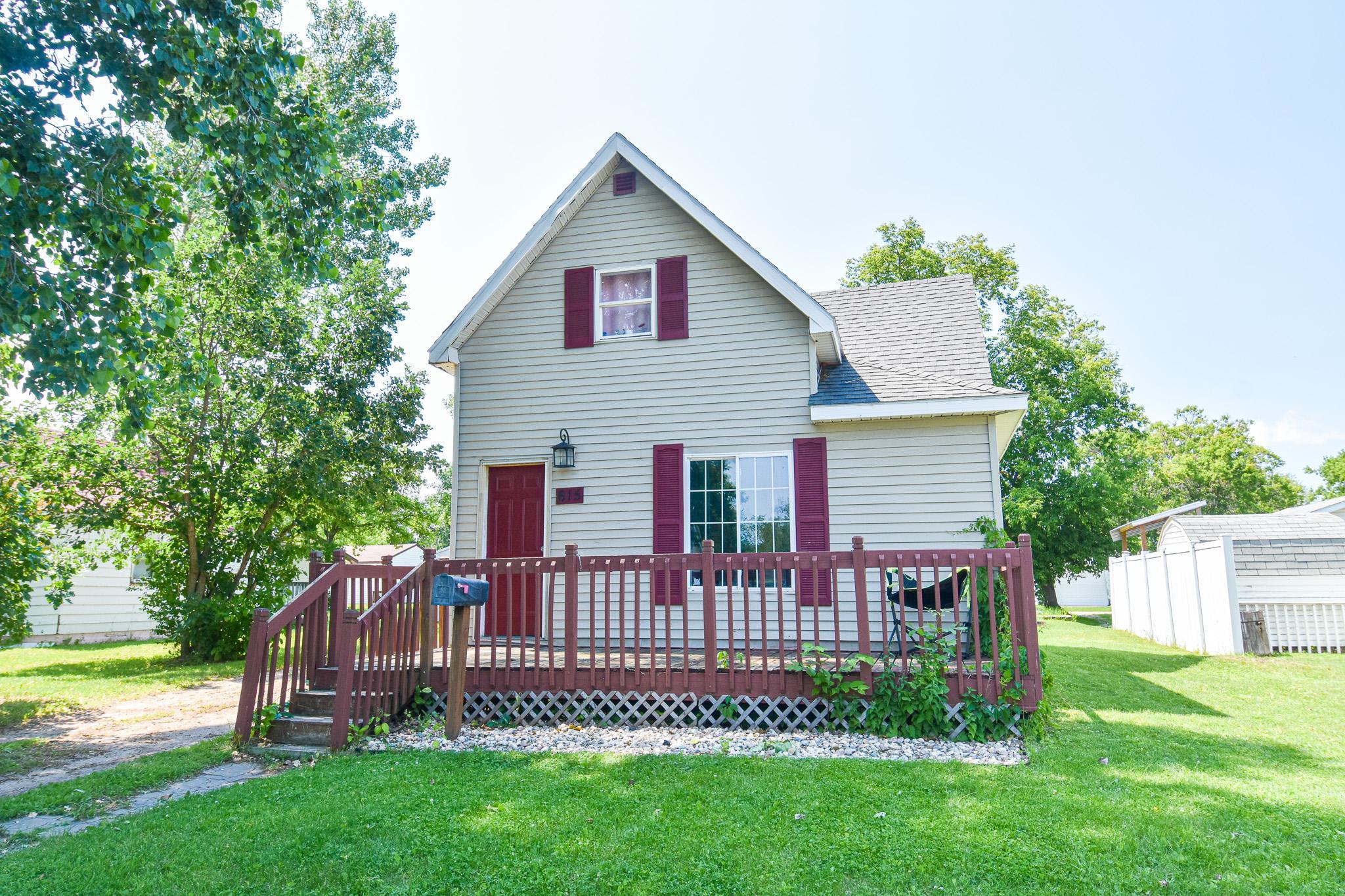 615 Markley Avenue S, Thief River Falls MN 56701 - Photo 2 of 25
