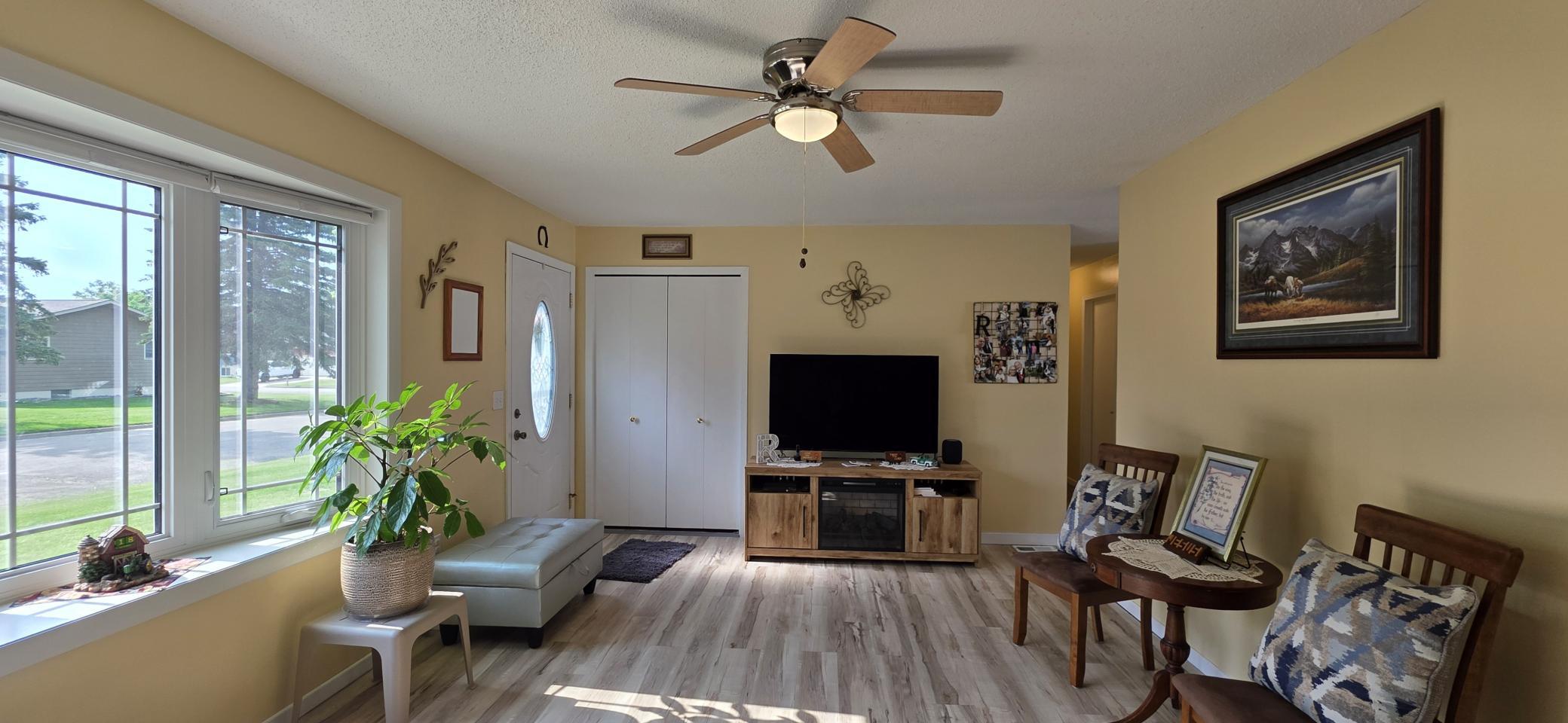 923 7th Avenue NW, Valley City ND 58072 - Photo 4 of 56