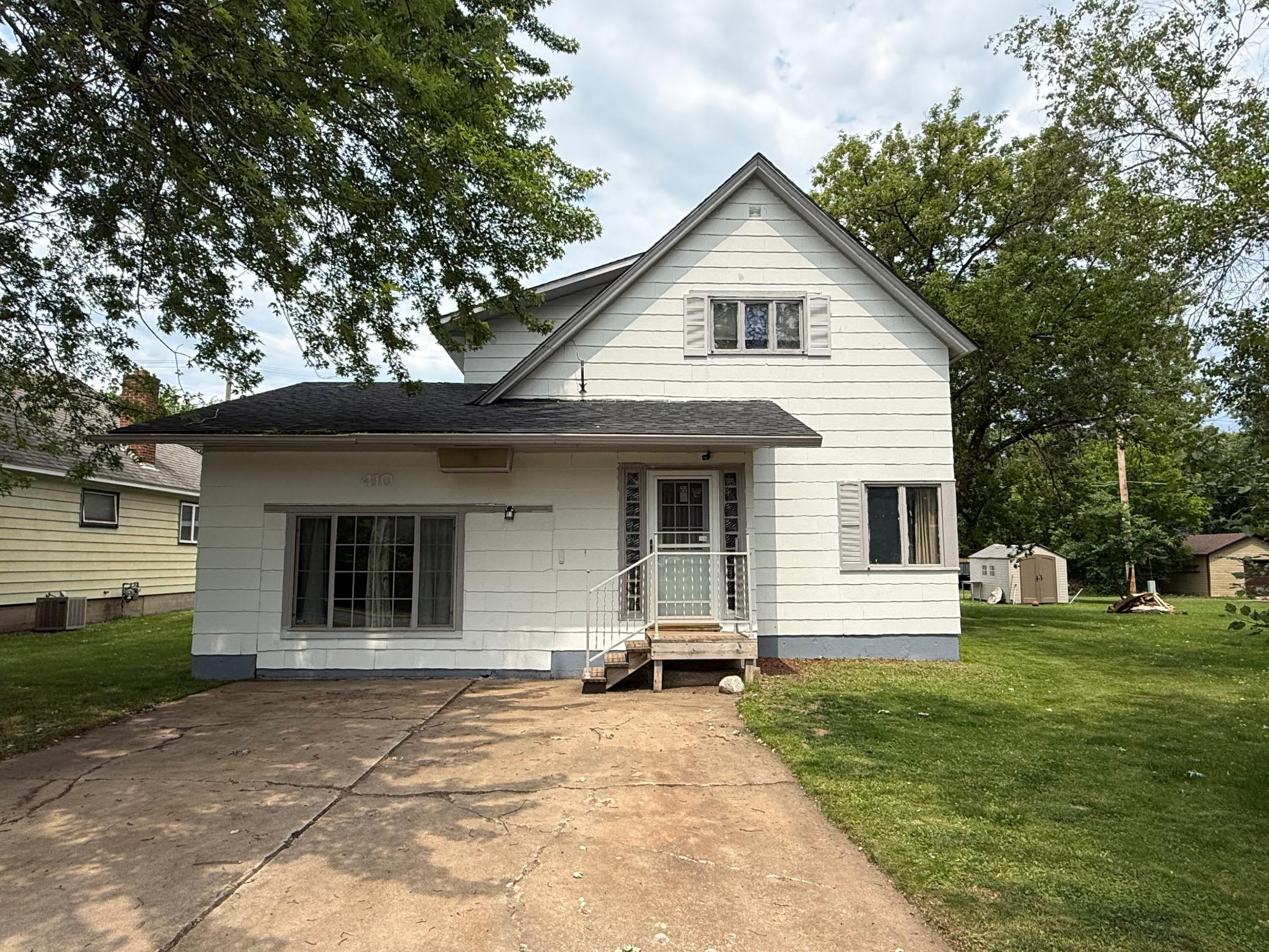 1940 single family home for sale at 410 W 2nd Avenue in Keewatin, MN — 3 bed, 3 bath (photo 2 of 48)