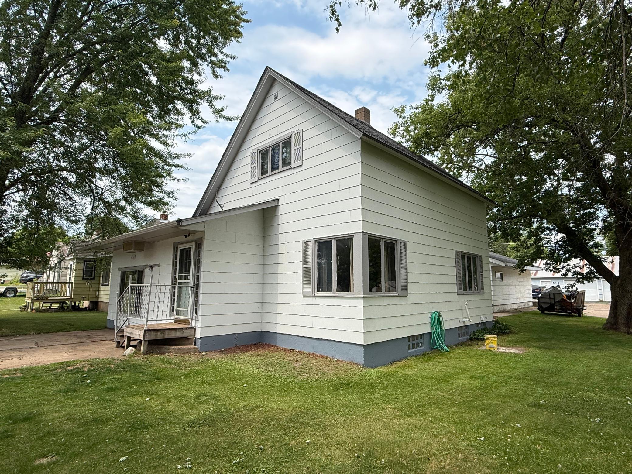 1940 single family home for sale at 410 W 2nd Avenue in Keewatin, MN — 3 bed, 3 bath (photo 3 of 48)