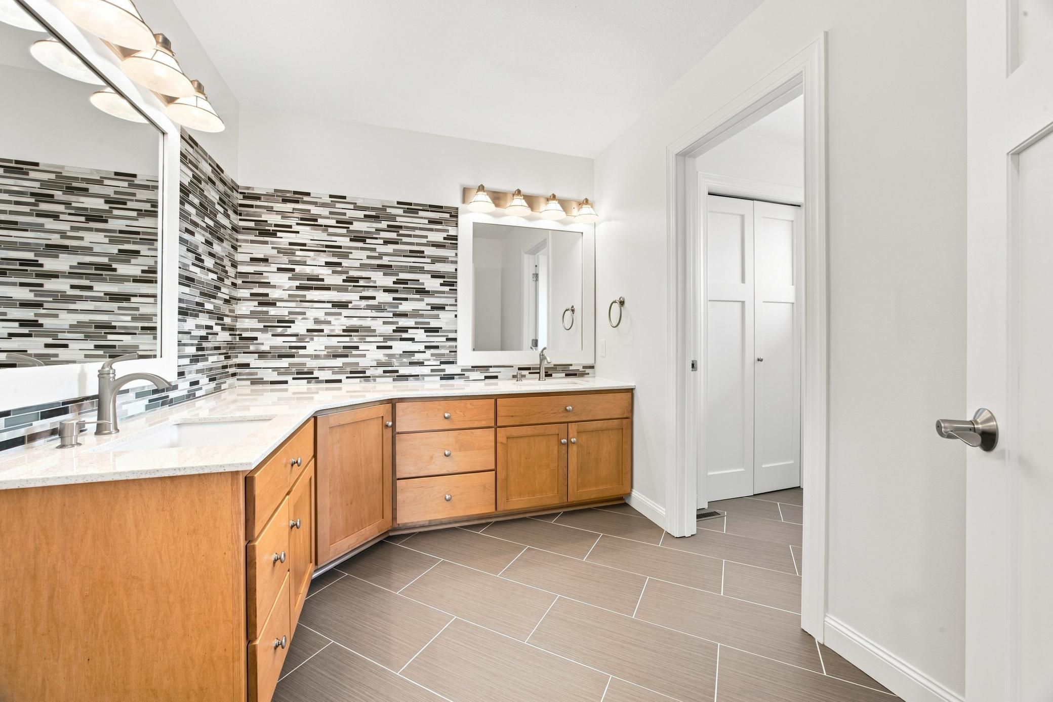 2003 single family home for sale at 4180 58th Street S in Fargo, ND — 6 bed, 4 bath (photo 32 of 49)