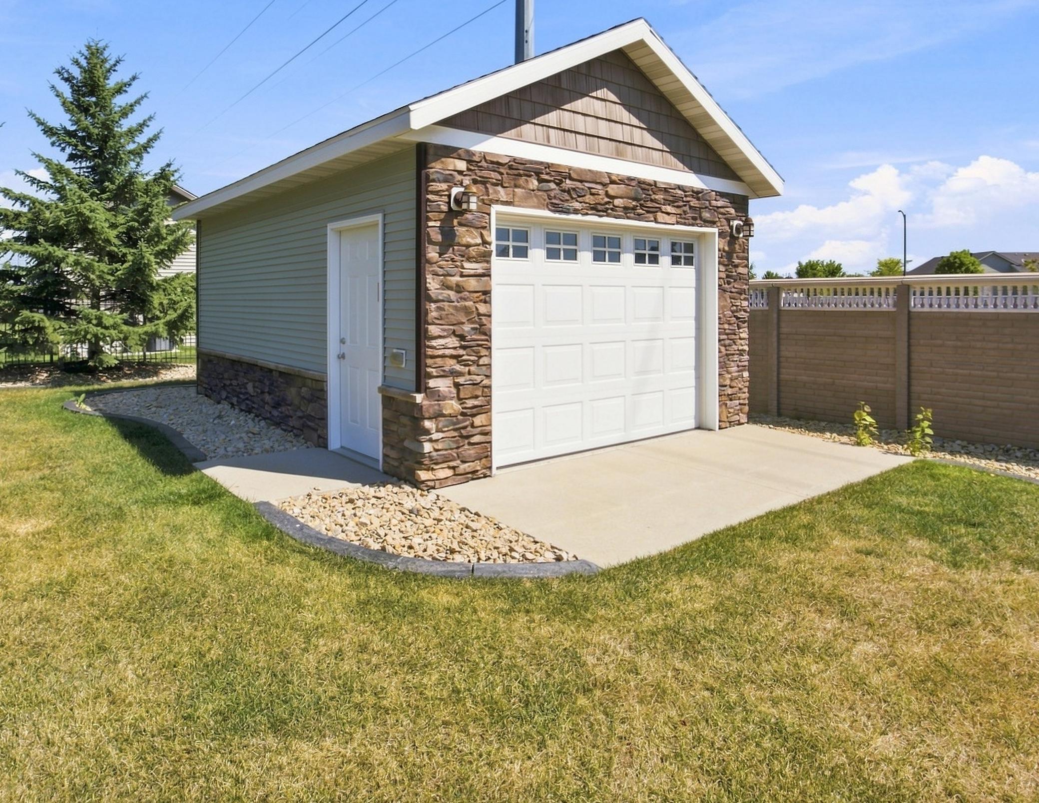 2003 single family home for sale at 4180 58th Street S in Fargo, ND — 6 bed, 4 bath (photo 48 of 49)