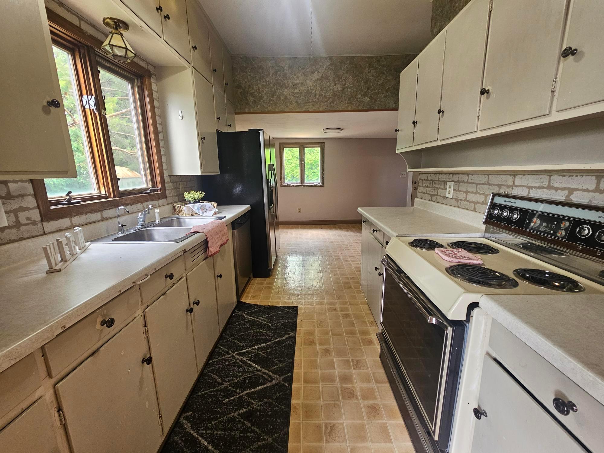 1930 single family home for sale at 237 E Nelson Avenue in Warren, MN — 3 bed, 1 bath (photo 3 of 14)