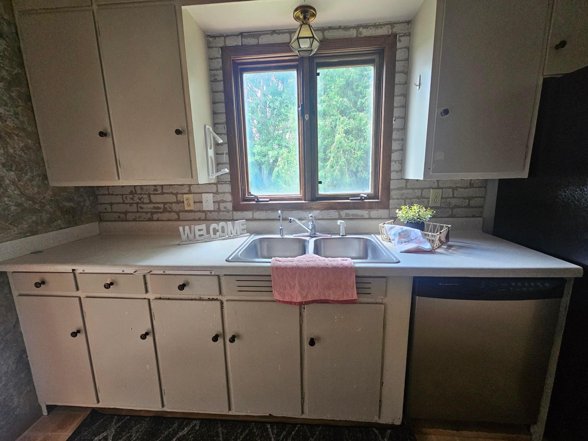 1930 single family home for sale at 237 E Nelson Avenue in Warren, MN — 3 bed, 1 bath (photo 4 of 14)