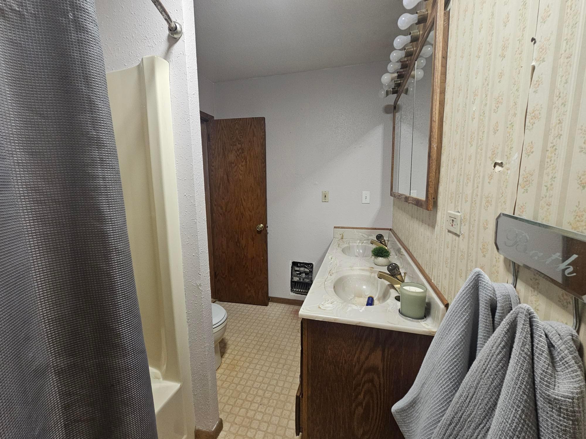 1930 single family home for sale at 237 E Nelson Avenue in Warren, MN — 3 bed, 1 bath (photo 10 of 14)