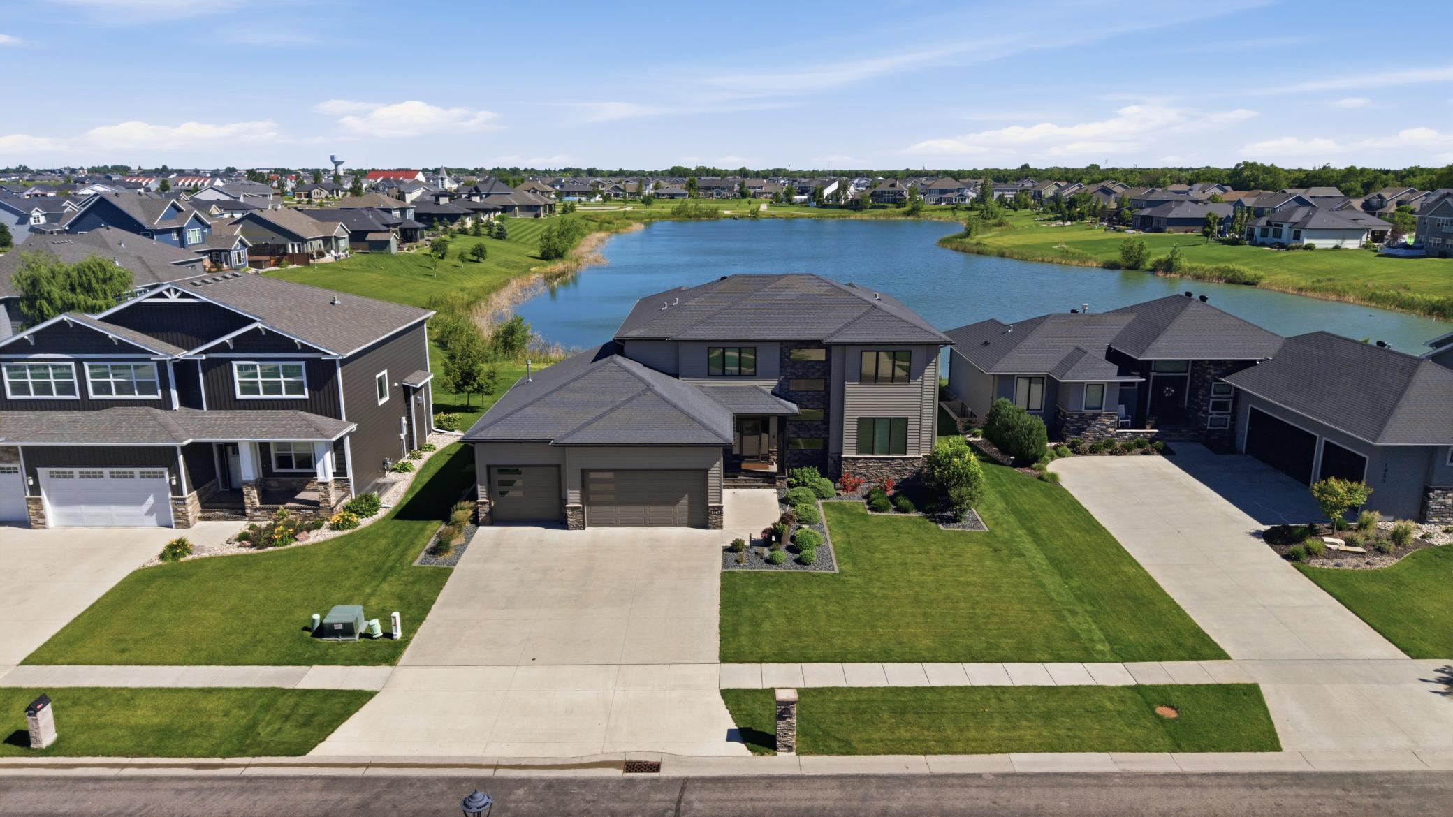 2016 single family home for sale at 1467 75th Avenue S in Fargo, ND — 7 bed, 5 bath (photo 7 of 40)