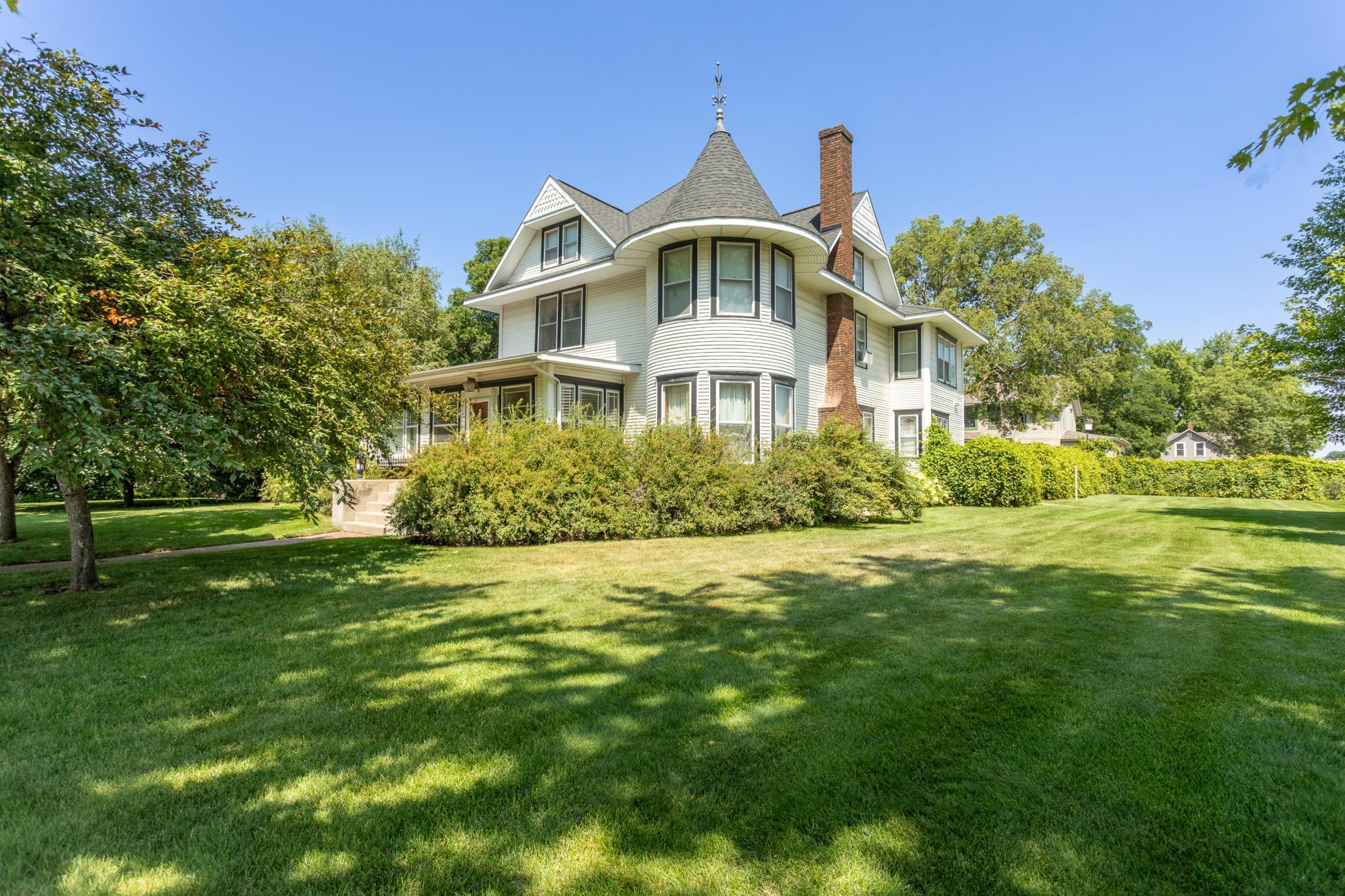 1902 single family home for sale at 721 6th Avenue E in Alexandria, MN — 6 bed, 4 bath (photo 10 of 119)