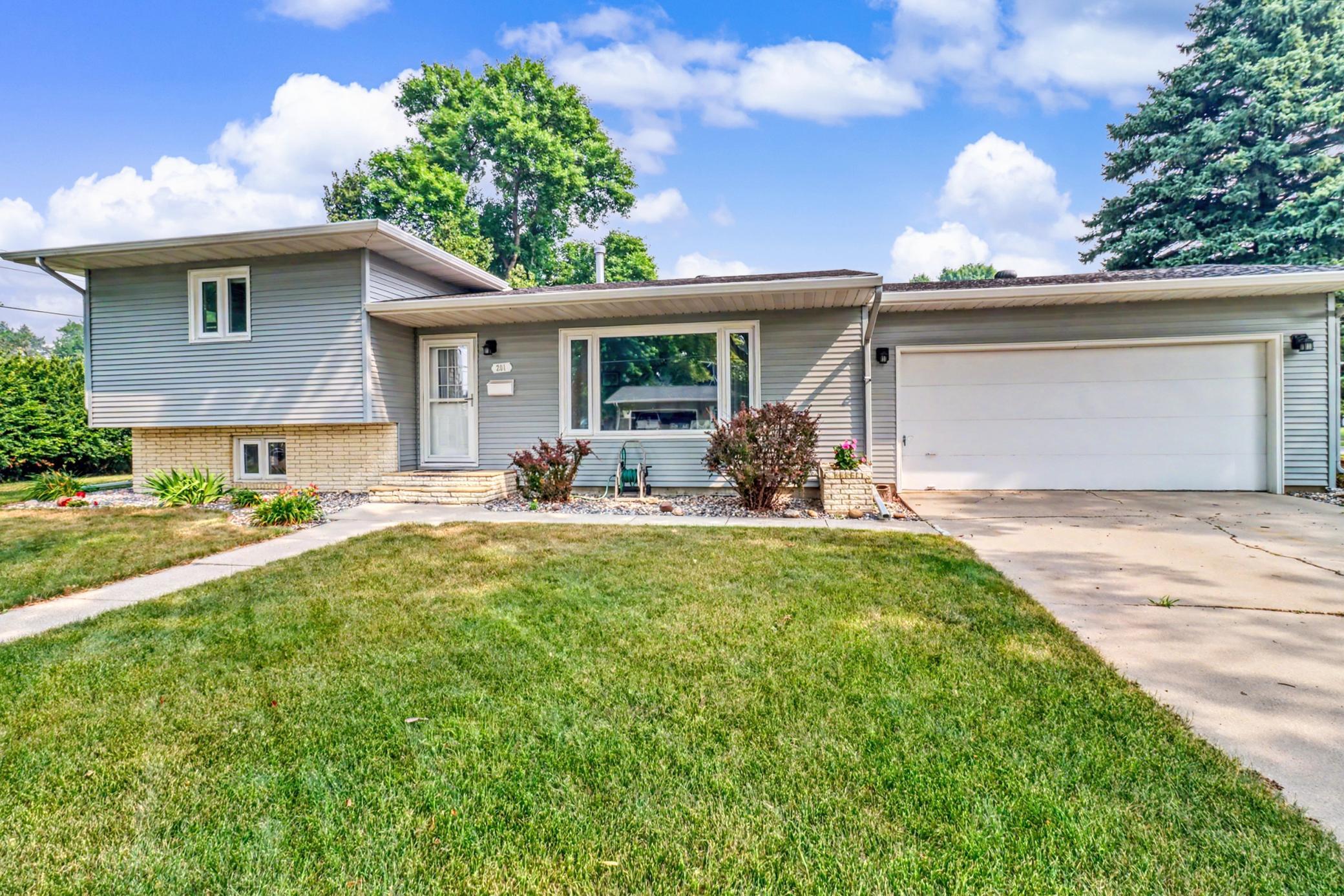 1965 single family home for sale at 201 29th Avenue N in Fargo, ND — 4 bed, 3 bath (photo 2 of 36)