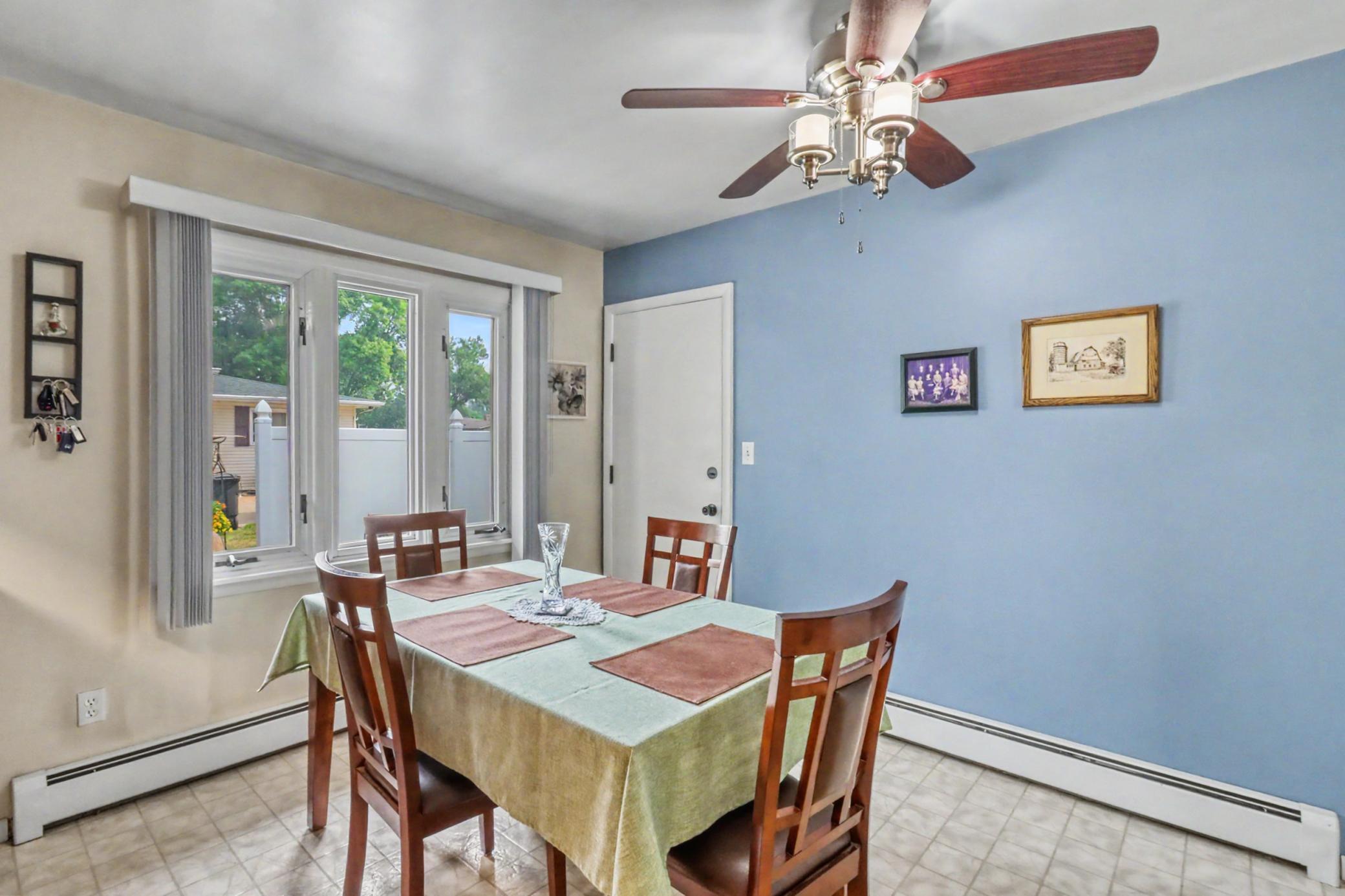 1965 single family home for sale at 201 29th Avenue N in Fargo, ND — 4 bed, 3 bath (photo 4 of 36)