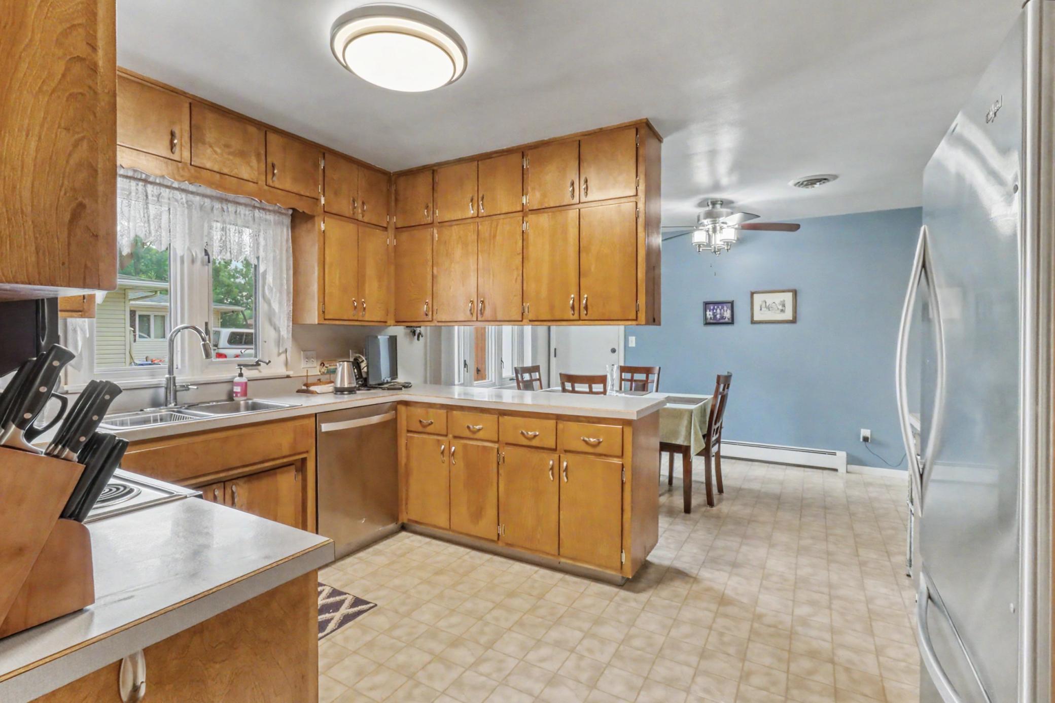1965 single family home for sale at 201 29th Avenue N in Fargo, ND — 4 bed, 3 bath (photo 6 of 36)