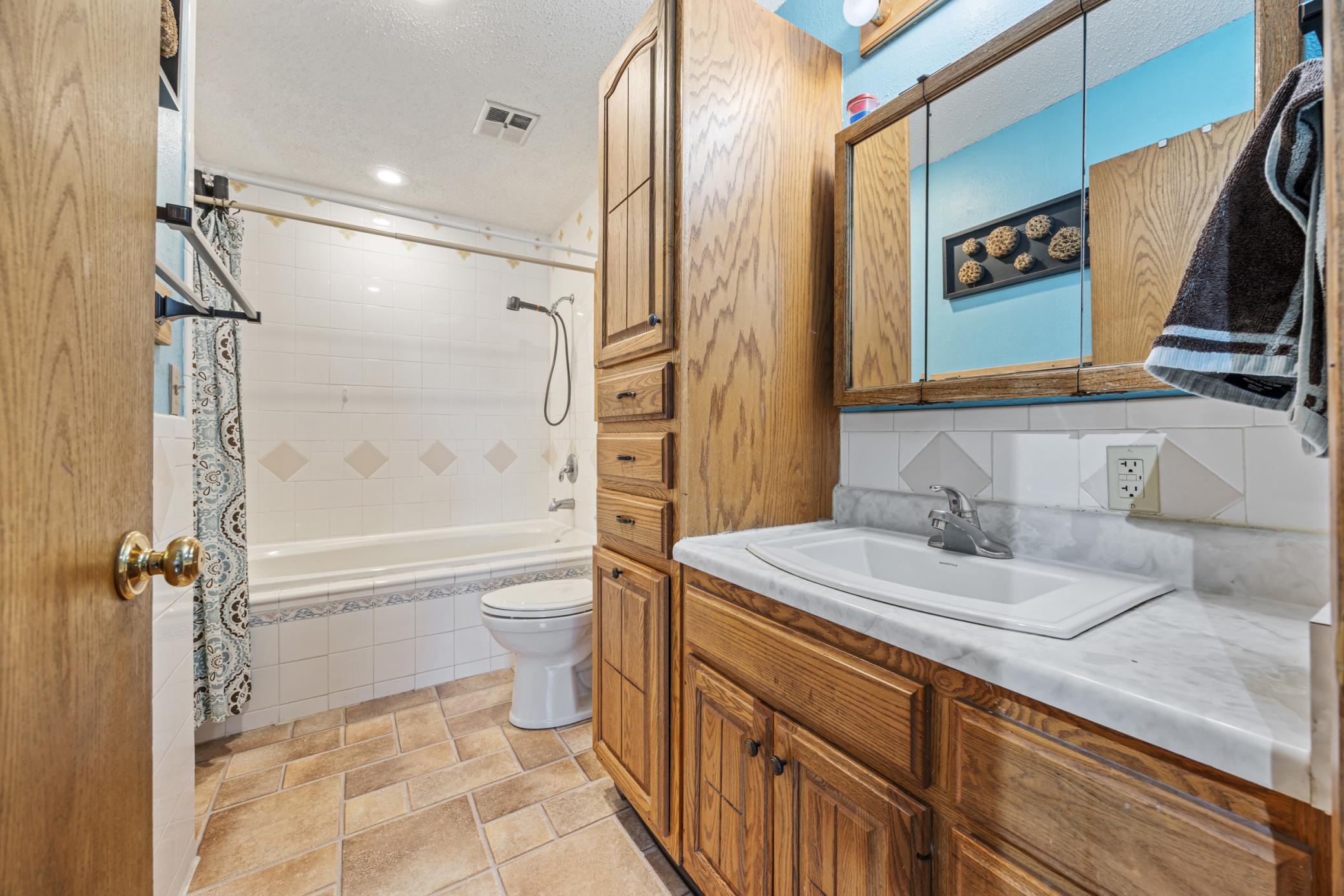 1976 single family home for sale at 901 7th Street W in West Fargo, ND — 3 bed, 2 bath (photo 11 of 29)