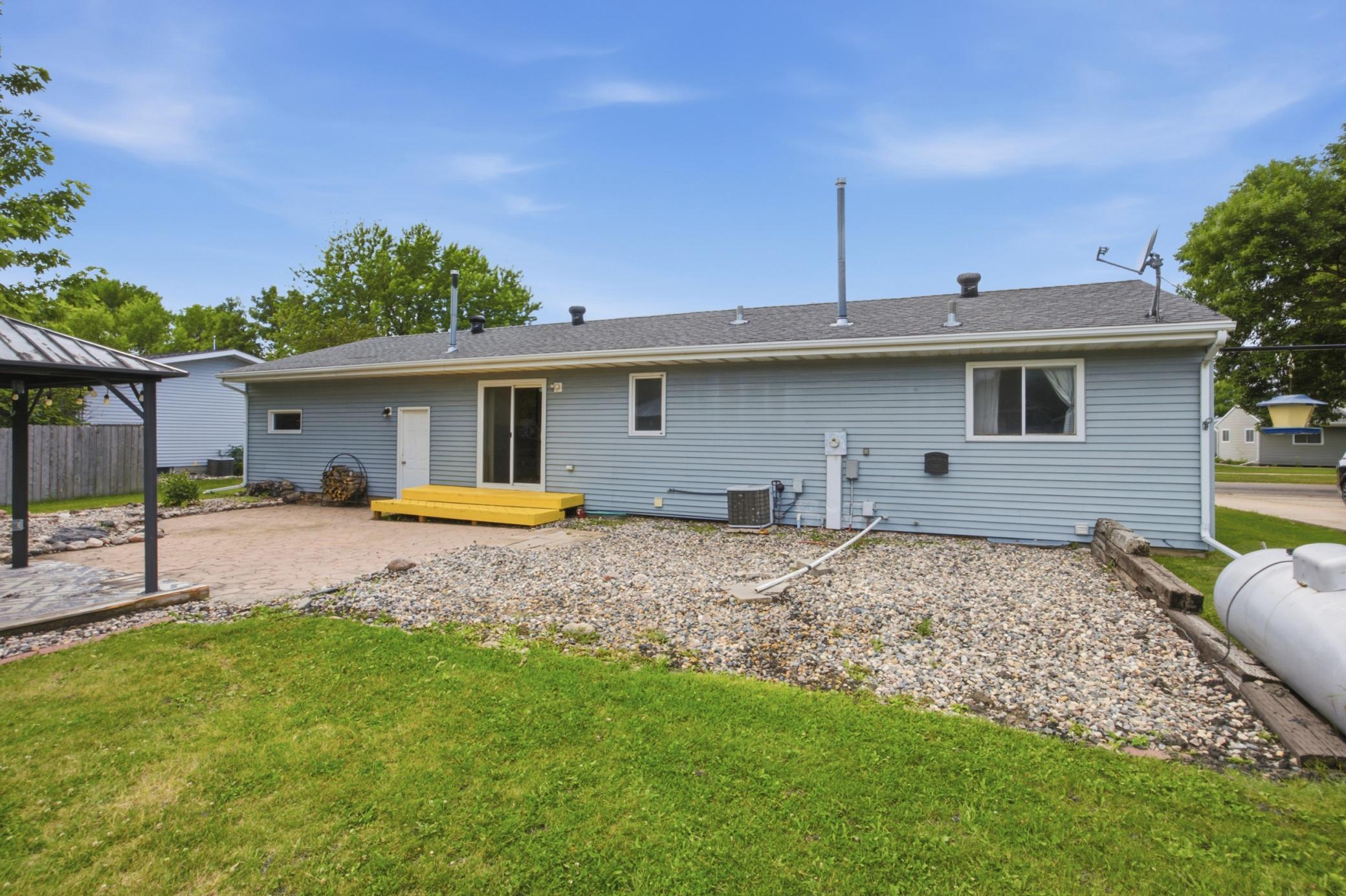 1976 single family home for sale at 901 7th Street W in West Fargo, ND — 3 bed, 2 bath (photo 24 of 29)