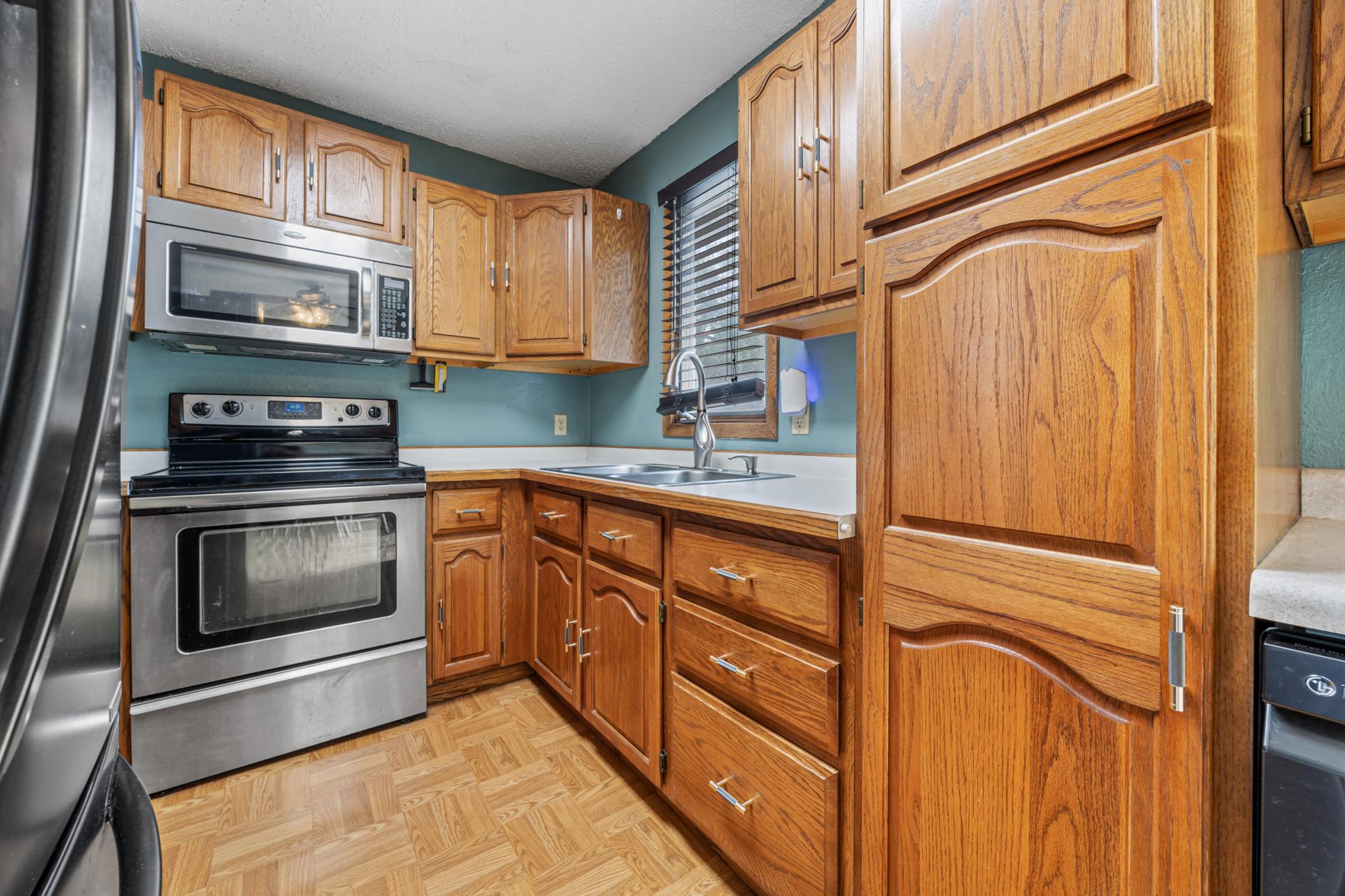 1976 single family home for sale at 901 7th Street W in West Fargo, ND — 3 bed, 2 bath (photo 6 of 29)