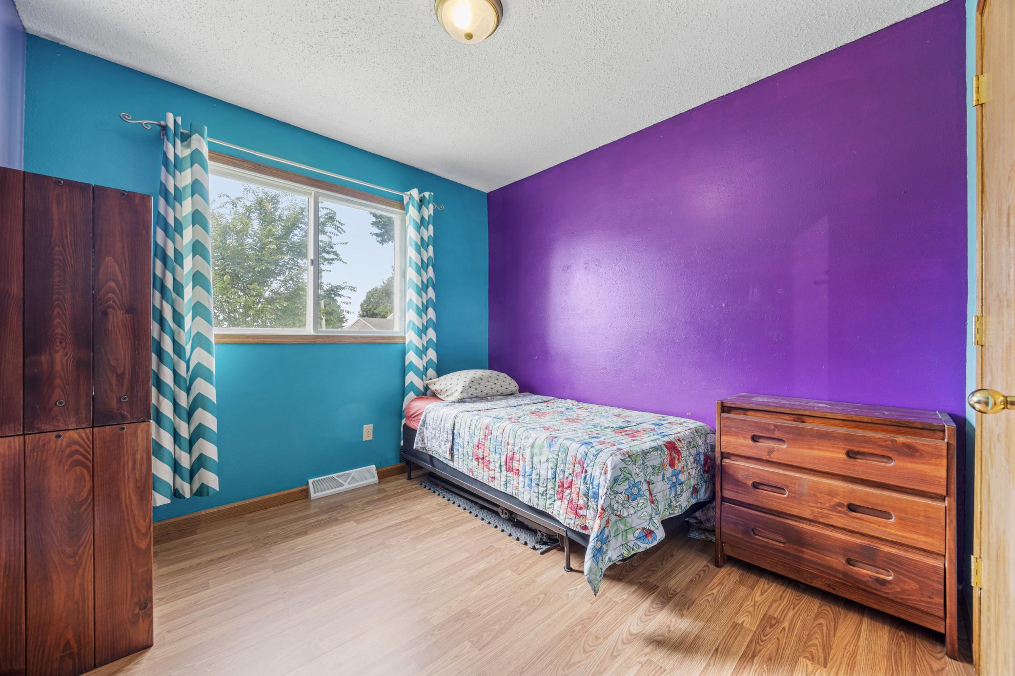 1976 single family home for sale at 901 7th Street W in West Fargo, ND — 3 bed, 2 bath (photo 9 of 29)
