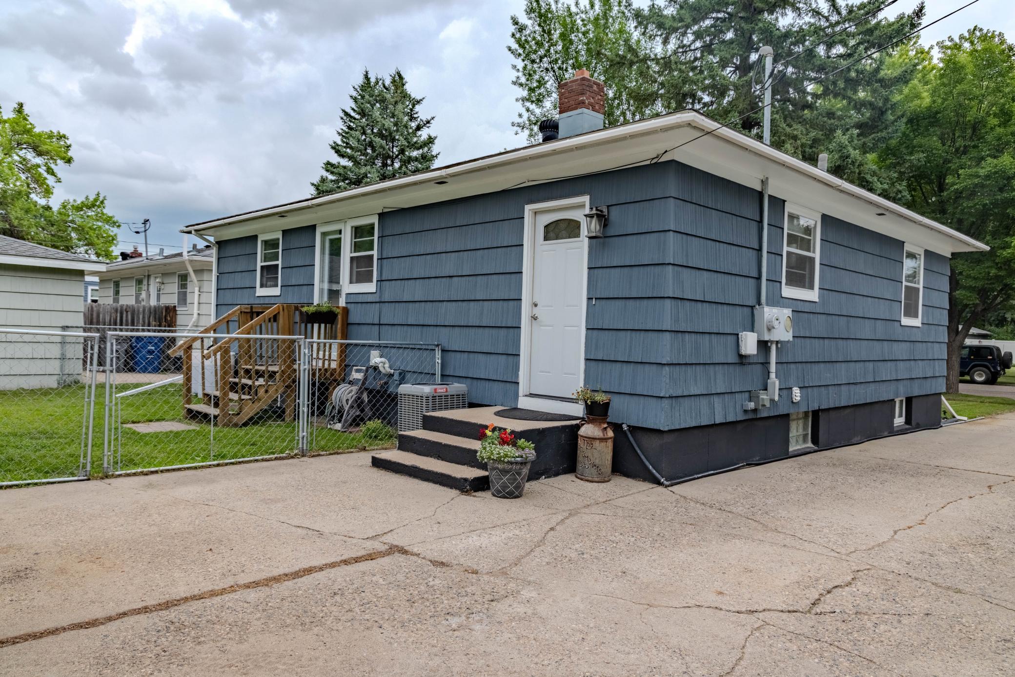 421 S 18th S Street, Moorhead MN 56560 - Photo 4 of 50