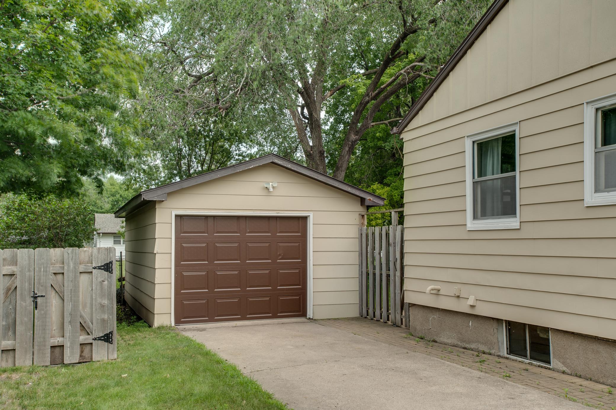424 15th Street S, Moorhead MN 56560 - Photo 5 of 52