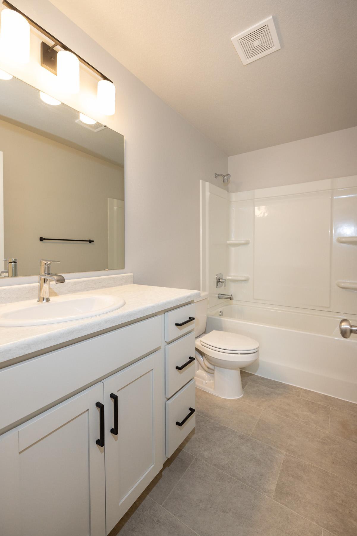 2022 single family home for sale at 1282 Rachel Drive W in West Fargo, ND — 3 bed, 2 bath (photo 28 of 42)